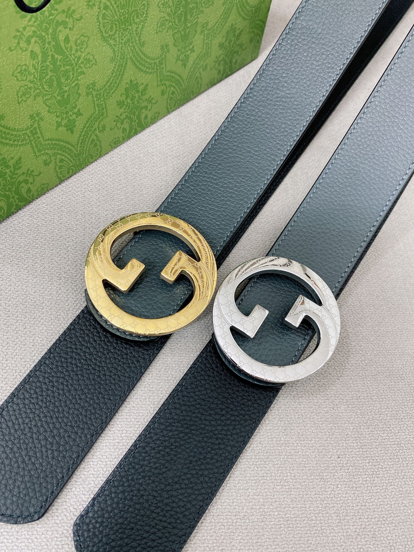   Gucci 顶级原单男士腰带，2025早春系列透过现代视角焕新诠释品牌经典元素。这款腰带以牛皮革匠心