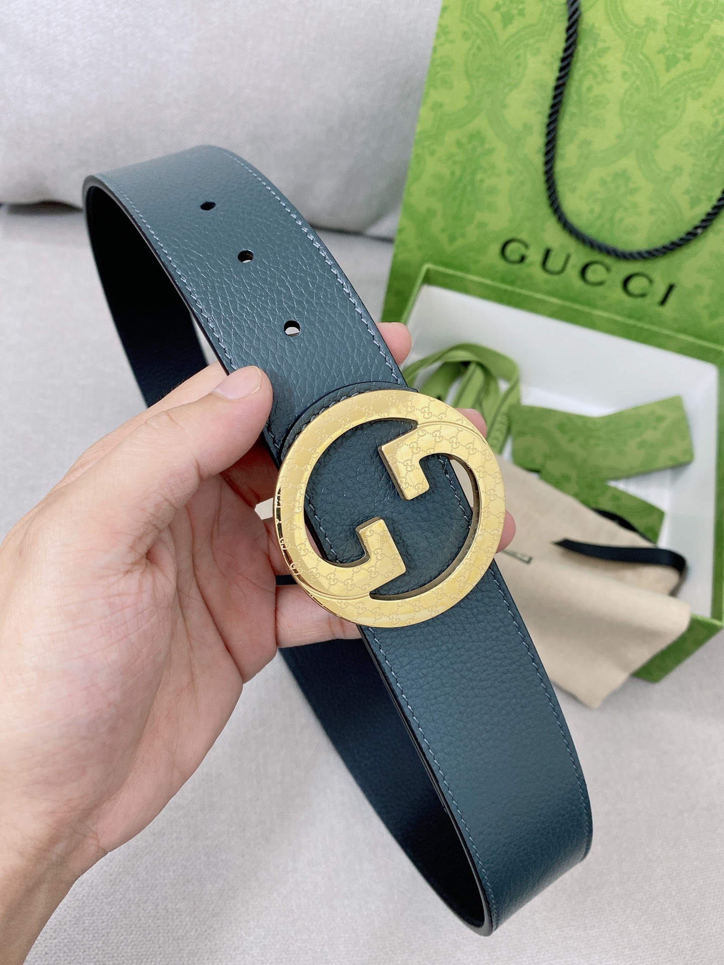   Gucci 顶级原单男士腰带，2025早春系列透过现代视角焕新诠释品牌经典元素。这款腰带以牛皮革匠心