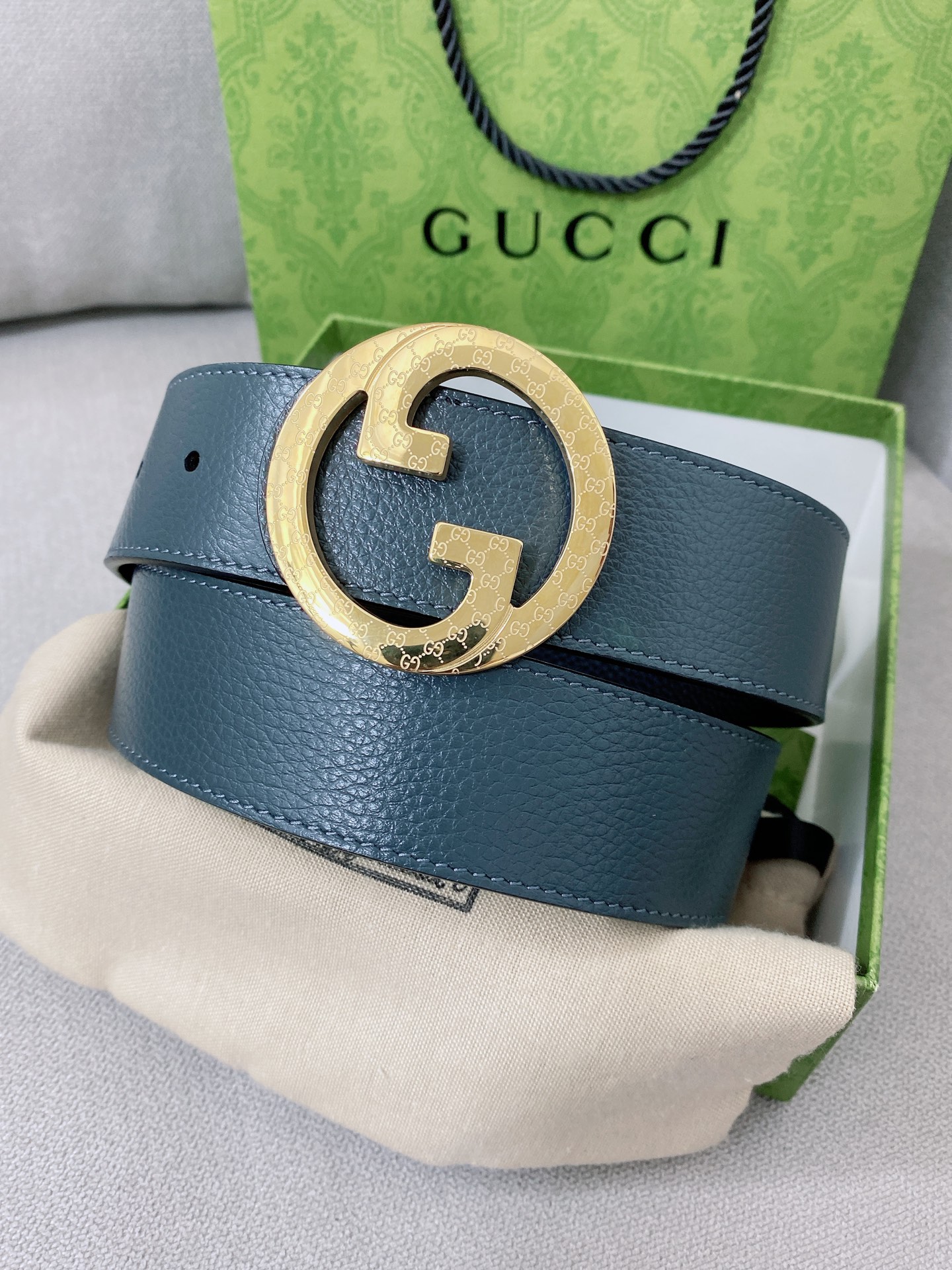   Gucci 顶级原单男士腰带，2025早春系列透过现代视角焕新诠释品牌经典元素。这款腰带以牛皮革匠心