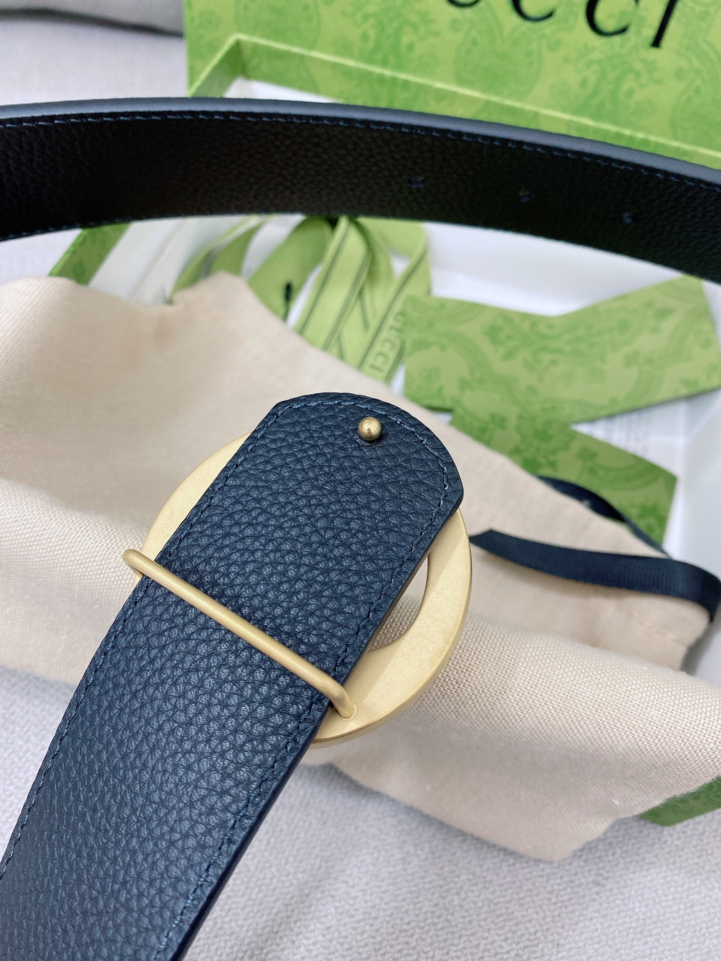   Gucci 顶级原单男士腰带，2025早春系列透过现代视角焕新诠释品牌经典元素。这款腰带以牛皮革匠心
