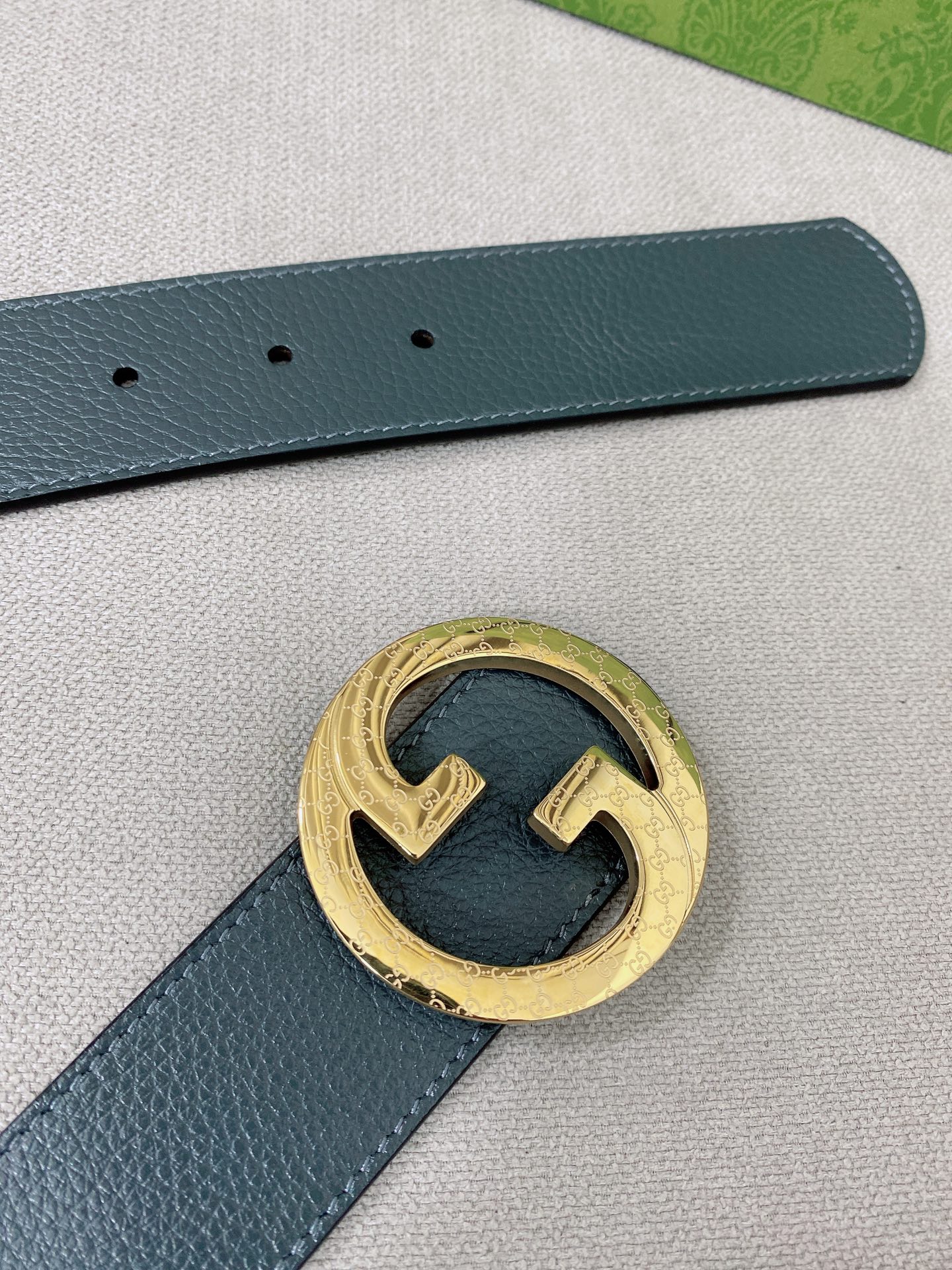   Gucci 顶级原单男士腰带，2025早春系列透过现代视角焕新诠释品牌经典元素。这款腰带以牛皮革匠心
