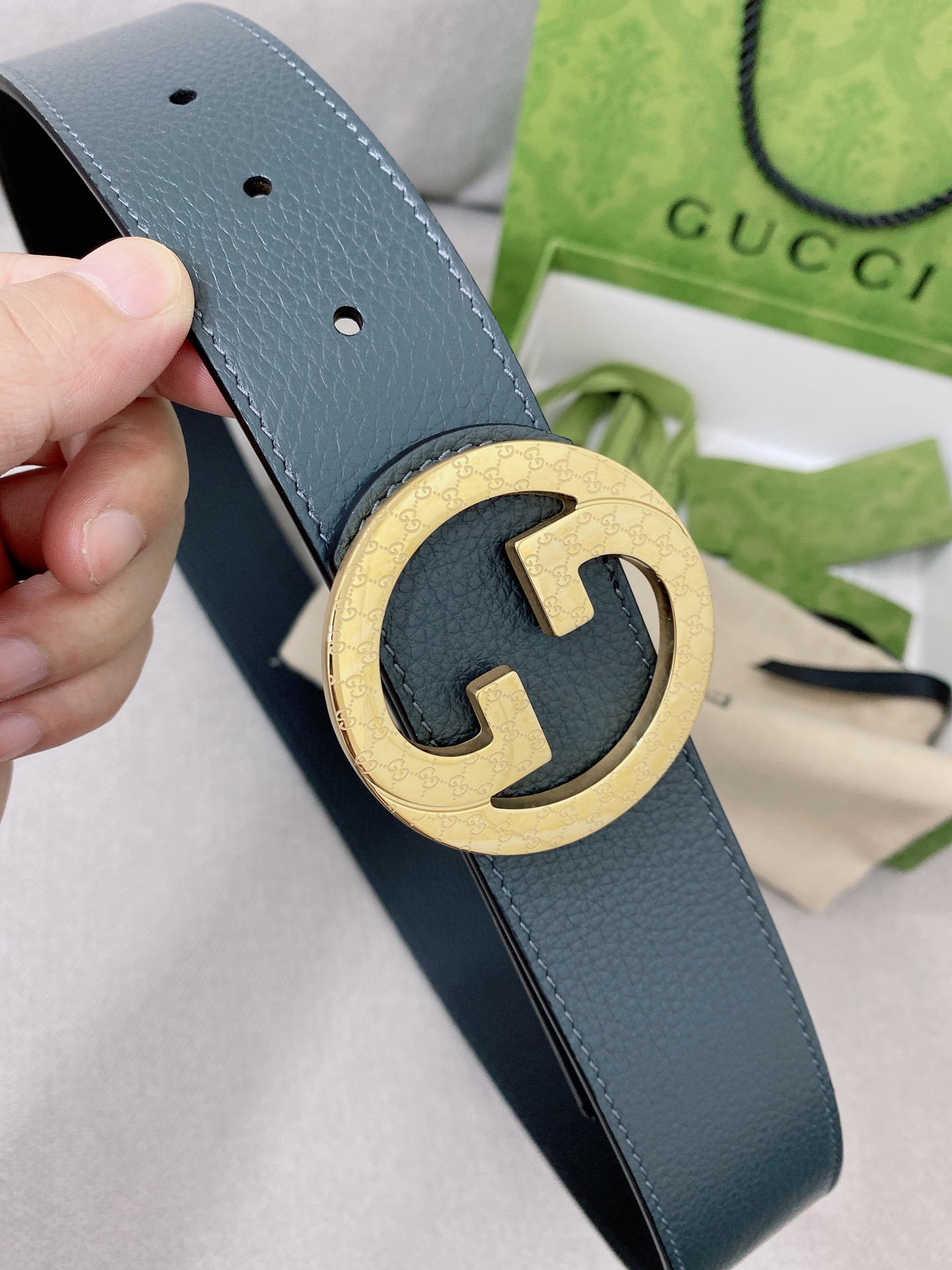   Gucci 顶级原单男士腰带，2025早春系列透过现代视角焕新诠释品牌经典元素。这款腰带以牛皮革匠心