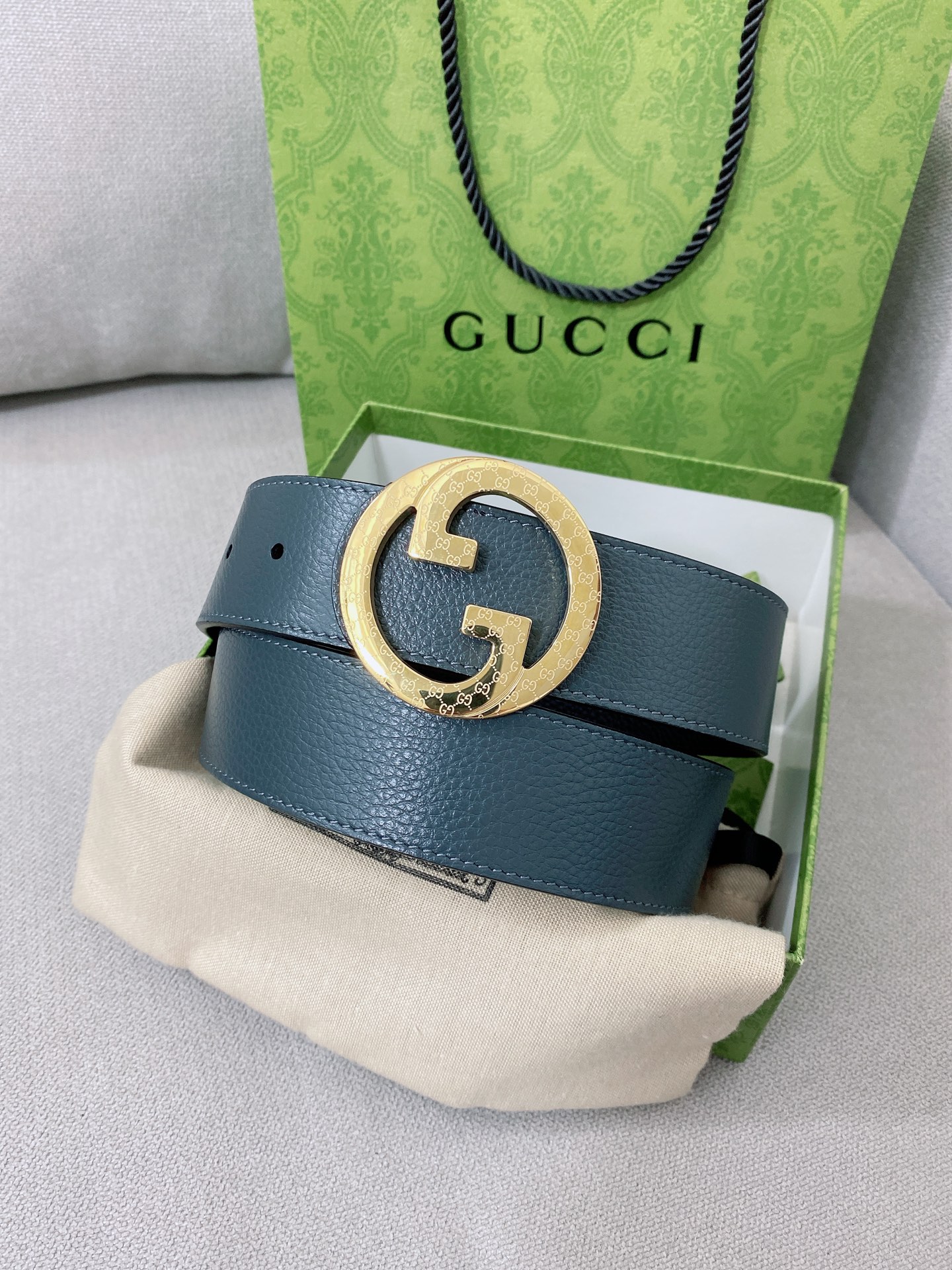   Gucci 顶级原单男士腰带，2025早春系列透过现代视角焕新诠释品牌经典元素。这款腰带以牛皮革匠心