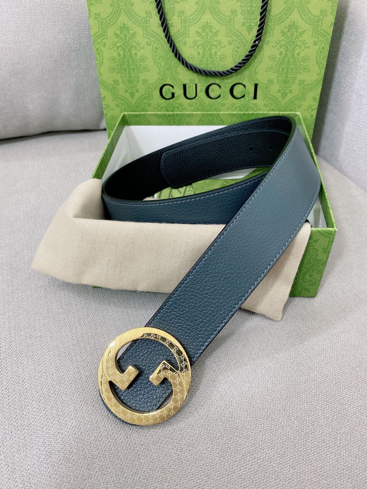   Gucci 顶级原单男士腰带，2025早春系列透过现代视角焕新诠释品牌经典元素。这款腰带以牛皮革匠心
