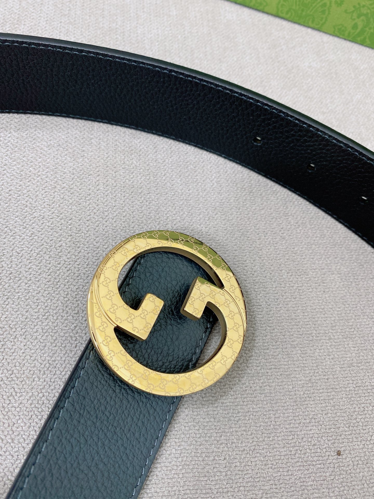   Gucci 顶级原单男士腰带，2025早春系列透过现代视角焕新诠释品牌经典元素。这款腰带以牛皮革匠心