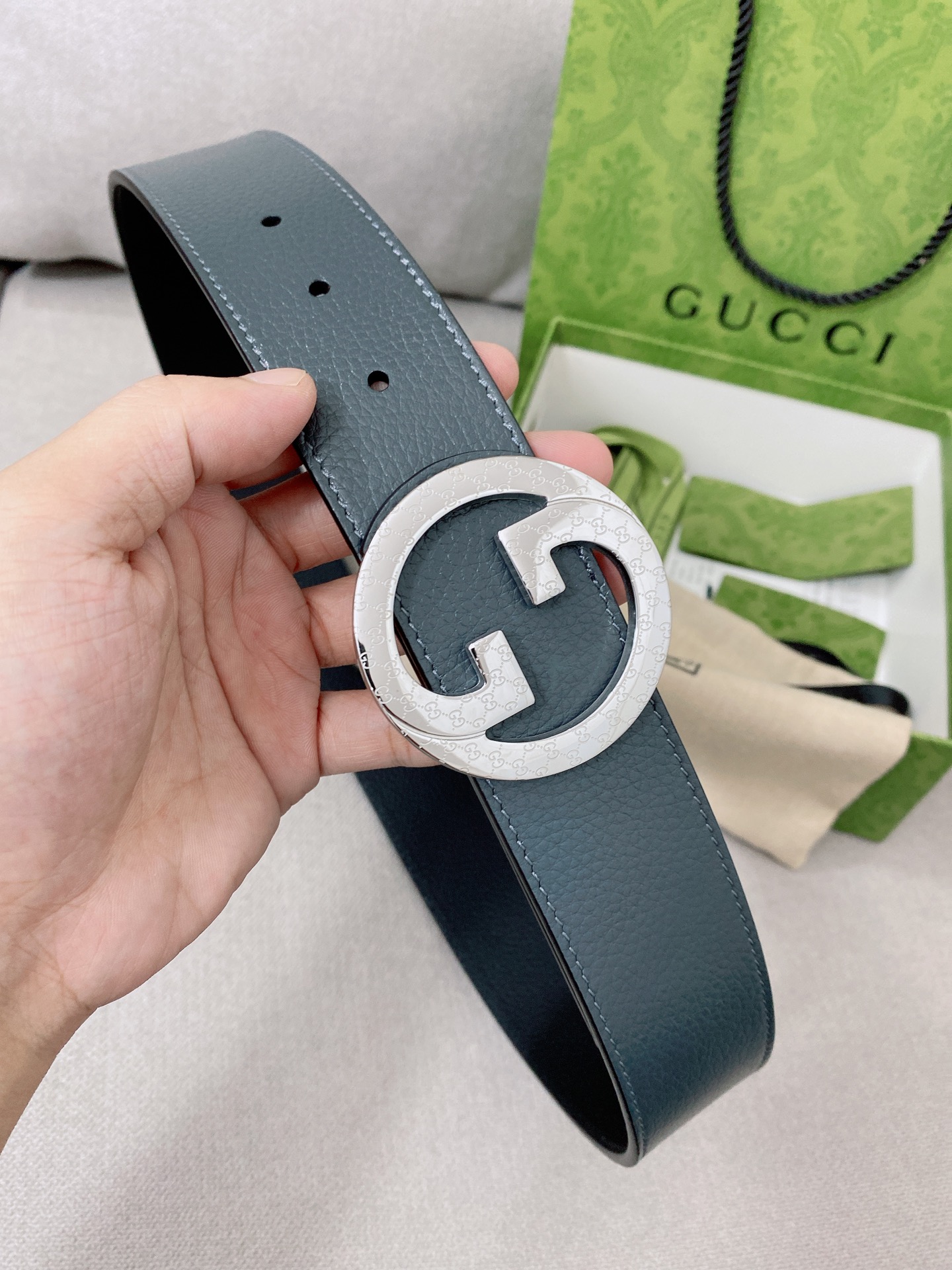   Gucci 顶级原单男士腰带，2025早春系列透过现代视角焕新诠释品牌经典元素。这款腰带以牛皮革匠心