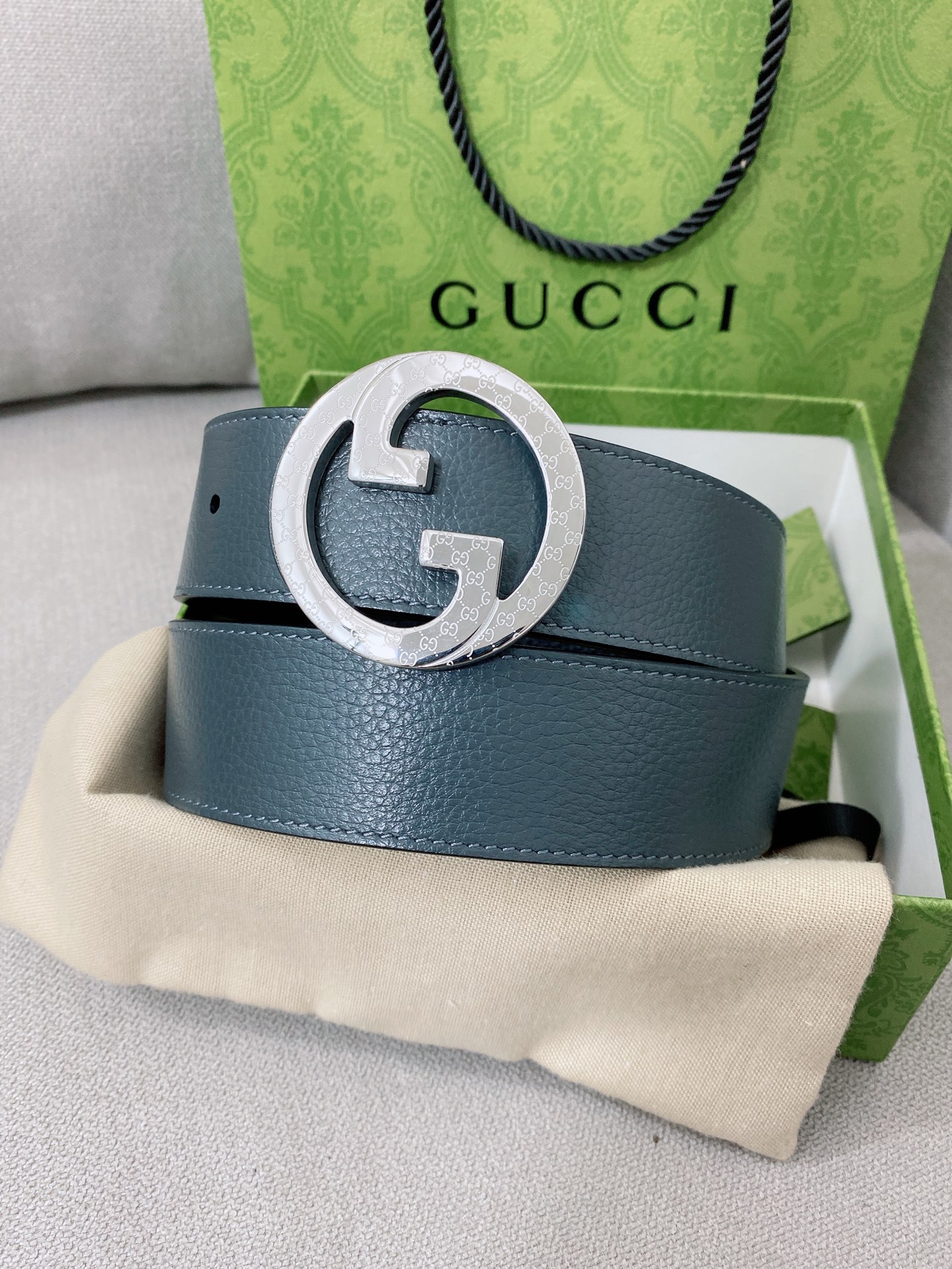   Gucci 顶级原单男士腰带，2025早春系列透过现代视角焕新诠释品牌经典元素。这款腰带以牛皮革匠心