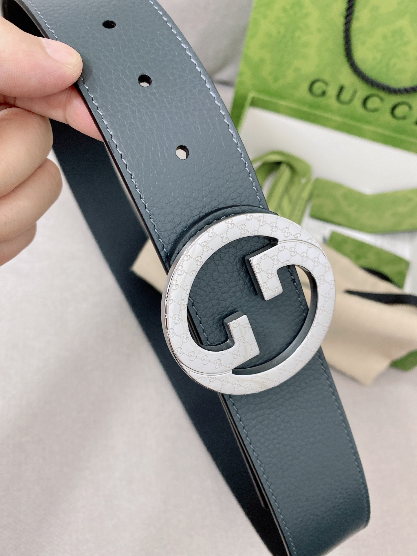   Gucci 顶级原单男士腰带，2025早春系列透过现代视角焕新诠释品牌经典元素。这款腰带以牛皮革匠心