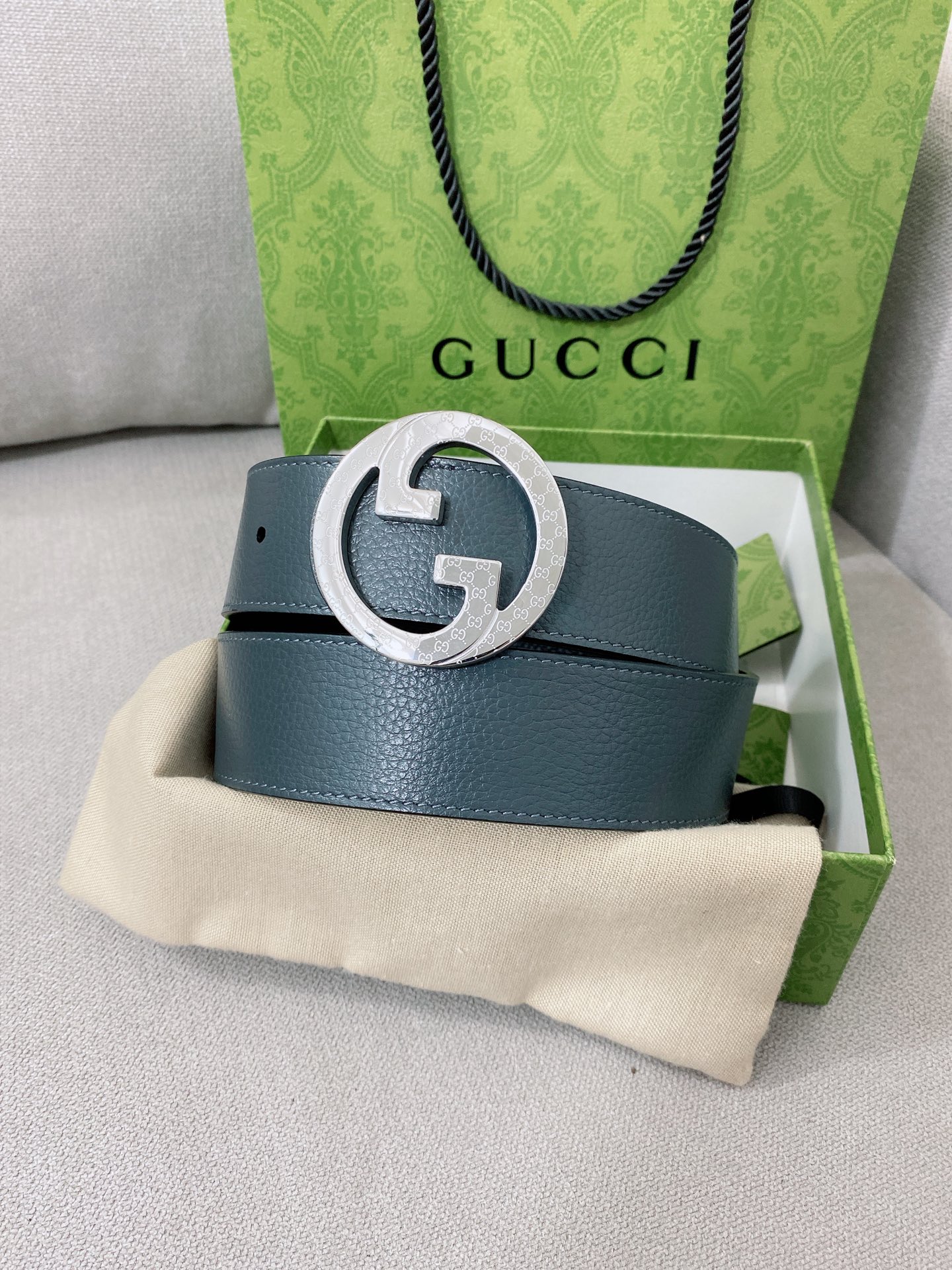   Gucci 顶级原单男士腰带，2025早春系列透过现代视角焕新诠释品牌经典元素。这款腰带以牛皮革匠心