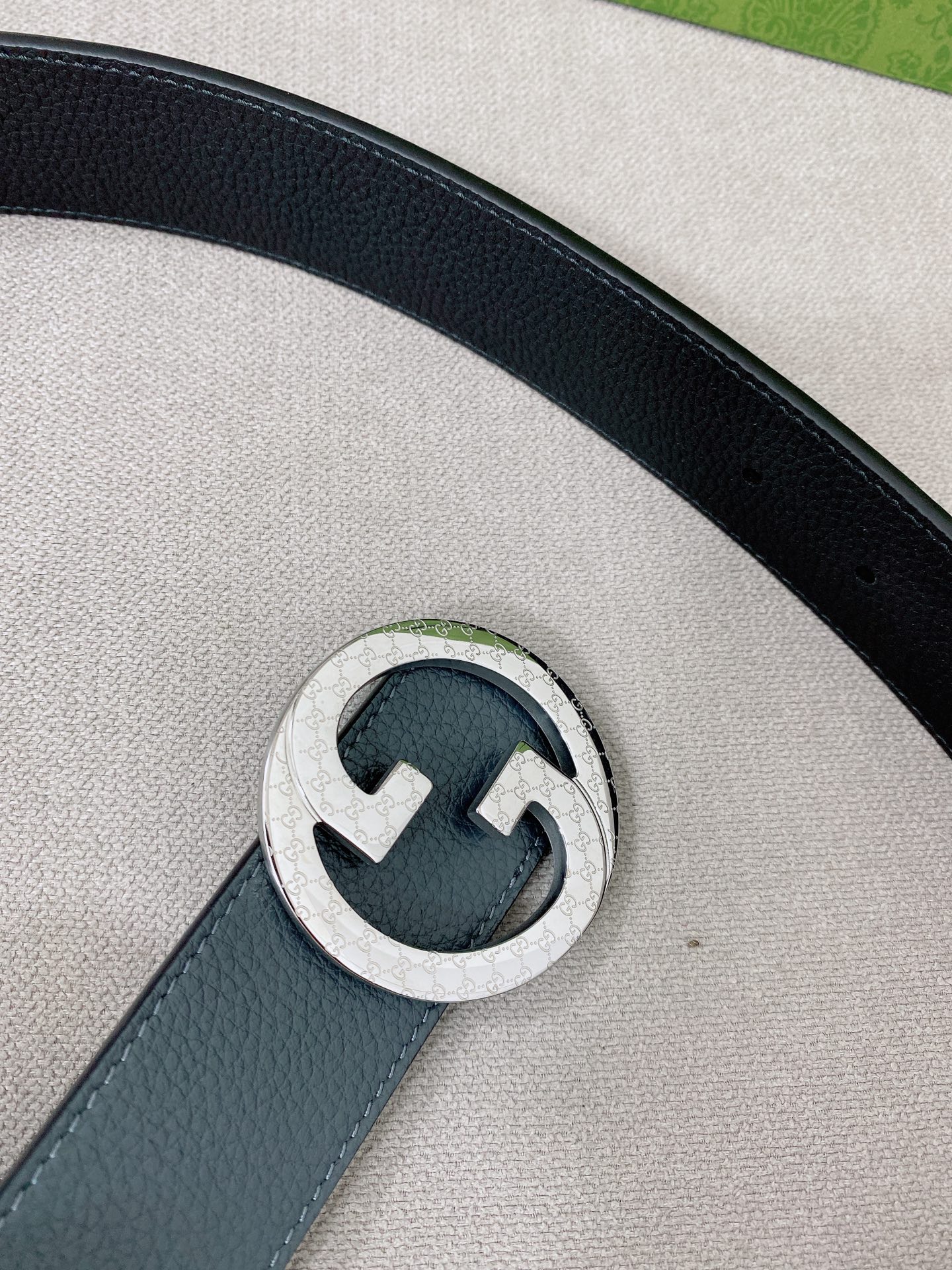   Gucci 顶级原单男士腰带，2025早春系列透过现代视角焕新诠释品牌经典元素。这款腰带以牛皮革匠心