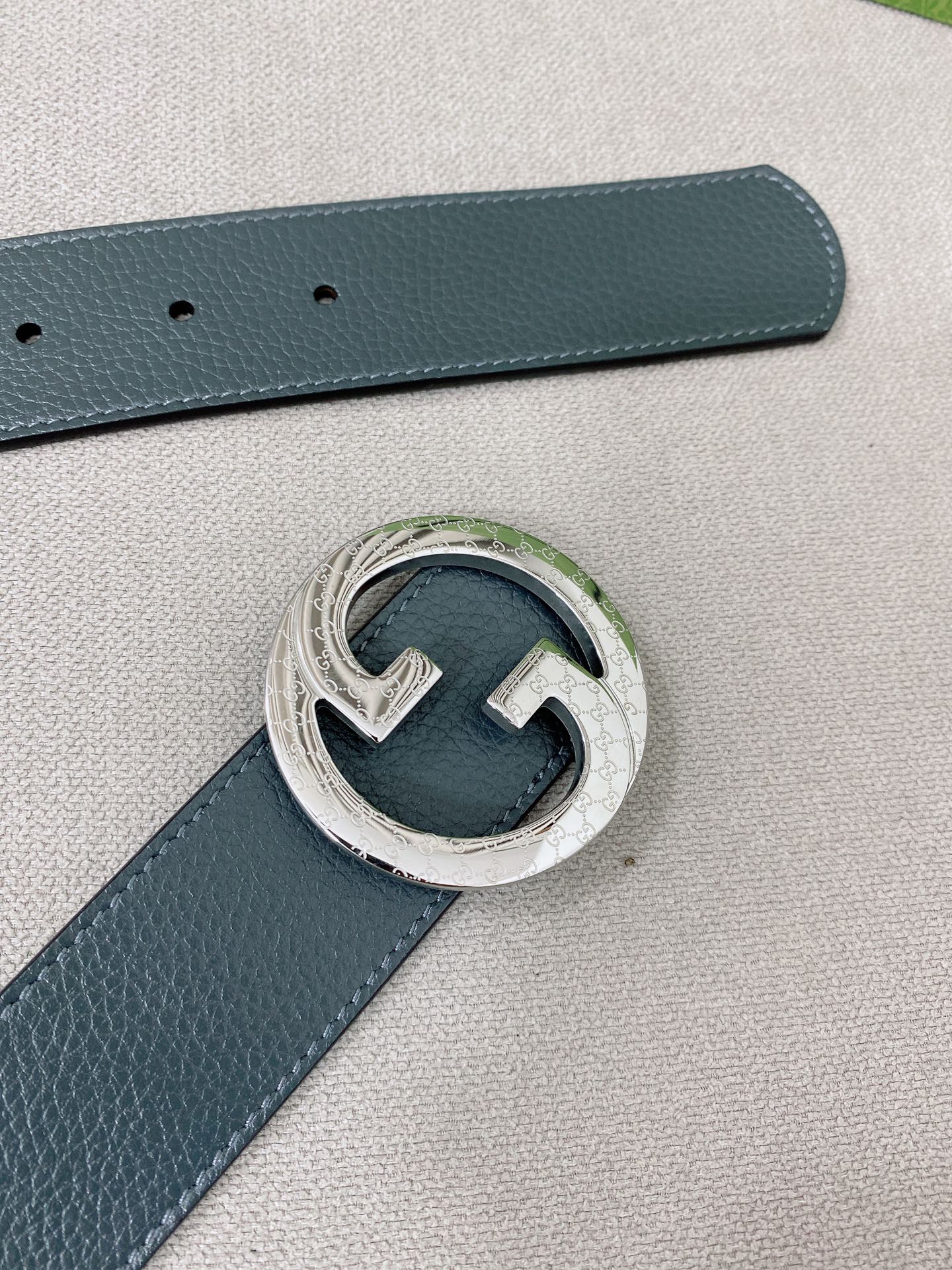   Gucci 顶级原单男士腰带，2025早春系列透过现代视角焕新诠释品牌经典元素。这款腰带以牛皮革匠心