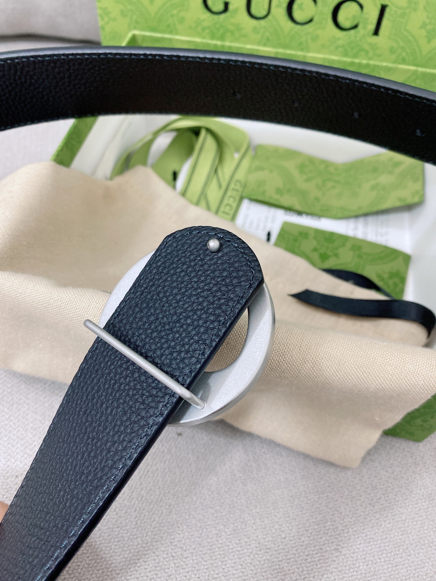   Gucci 顶级原单男士腰带，2025早春系列透过现代视角焕新诠释品牌经典元素。这款腰带以牛皮革匠心