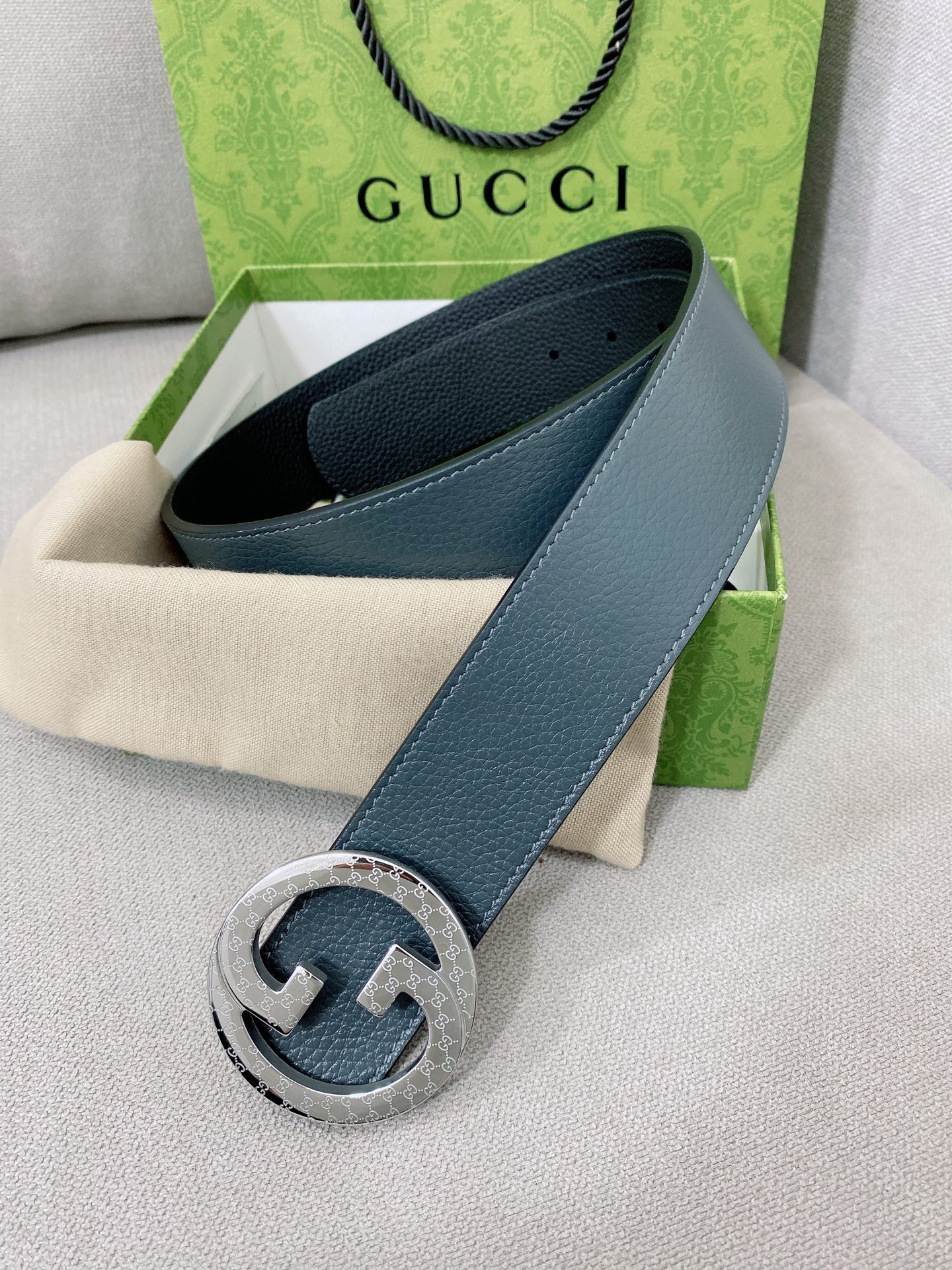   Gucci 顶级原单男士腰带，2025早春系列透过现代视角焕新诠释品牌经典元素。这款腰带以牛皮革匠心