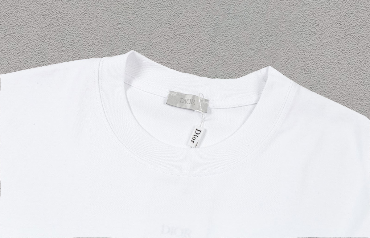 🛒购物价：68💰[原标包装吊牌采用纯棉200克.印花版本]2-3天左右物流不接急单.Dior/迪奥
花卉字母logo印花百搭简约短袖T恤男女同款
定制200克同缸染面料  手感非常舒服  
春夏最新砖柜同步 OS落肩版型 时尚又个性  超级百搭好看的一款                
男女都非常合适  人手必备款 
吊牌 领标 水洗麦 三标齐全
颜色:黑色 白色
尺码:M-5XL