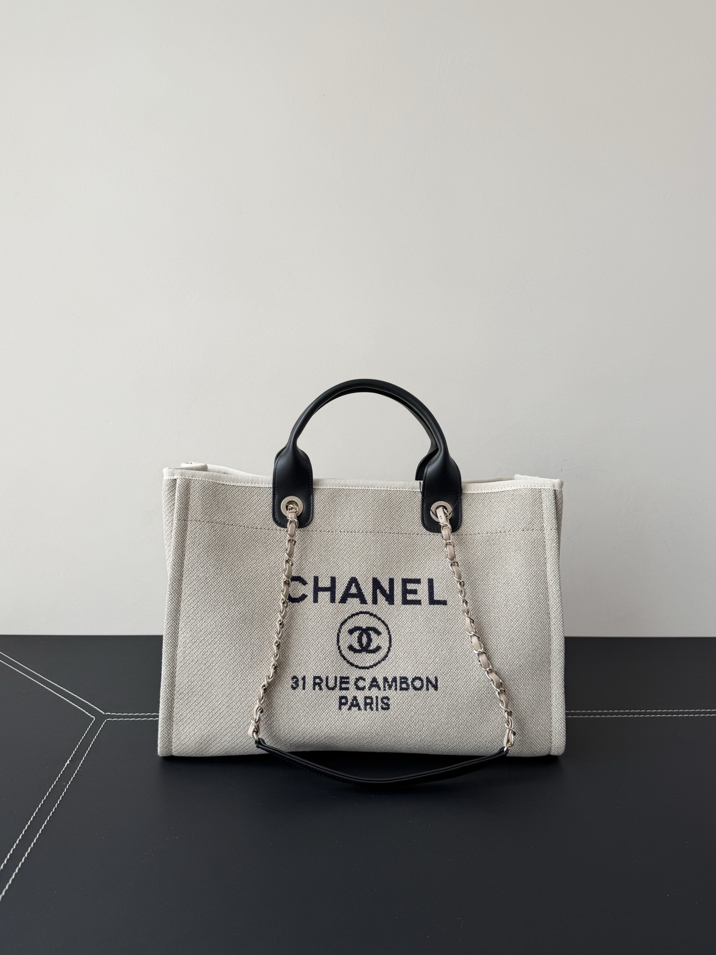 Сумка Chanel из ткани с логотипом