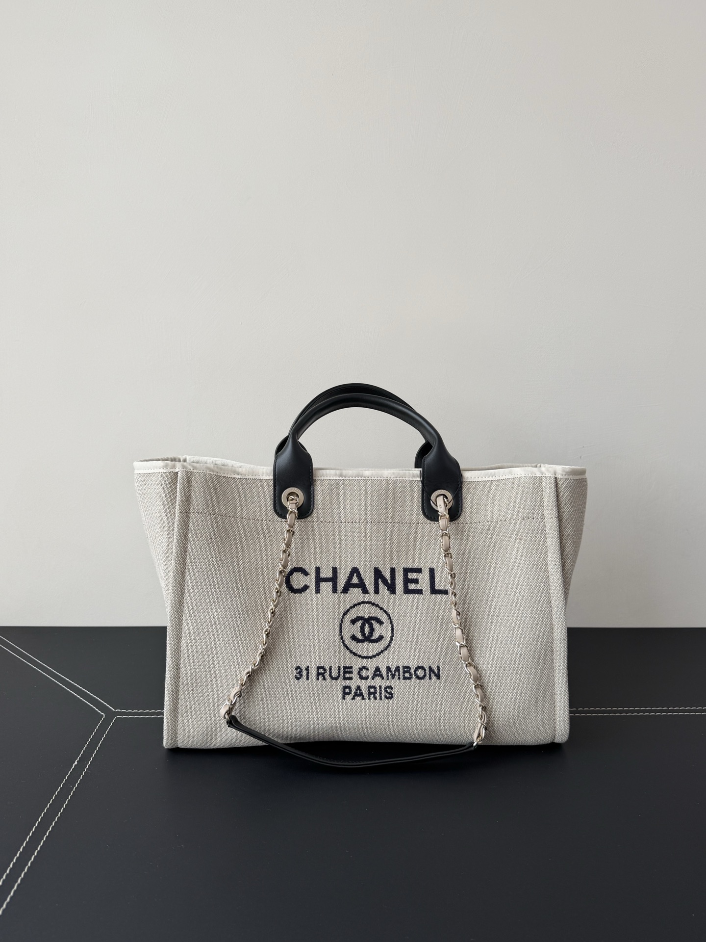 Сумка Chanel из ткани с логотипом