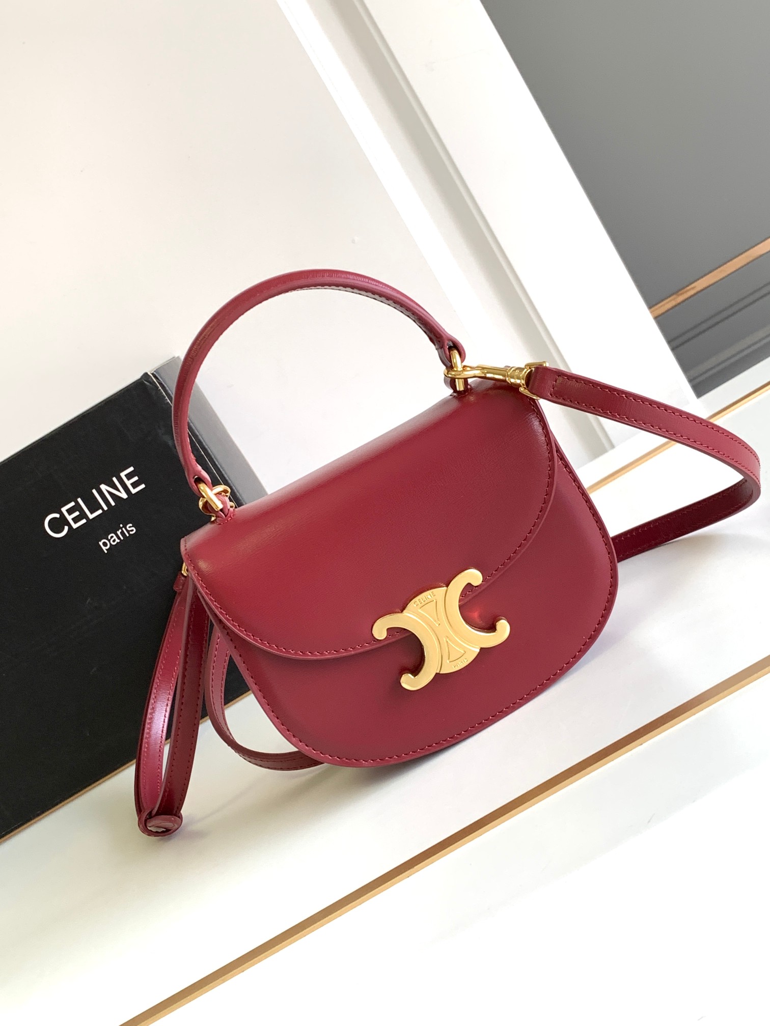 CELINE-23秋冬新品 Mini Besace光滑牛皮革凯旋门包全新小可爱凯旋门复古红mini马鞍包温柔白皮质搭配经典凯旋门锁扣复古精致 时髦百搭打破方形设计圆弧形底部和翻盖更显年轻化又俏皮又可爱看一眼就会爱上的款～多种背法～单肩斜挎手提～可放折叠 小牛皮 羊皮内里 全钢凯旋门金属扣尺寸：15.5X11.5X5CM型号：yydsw412