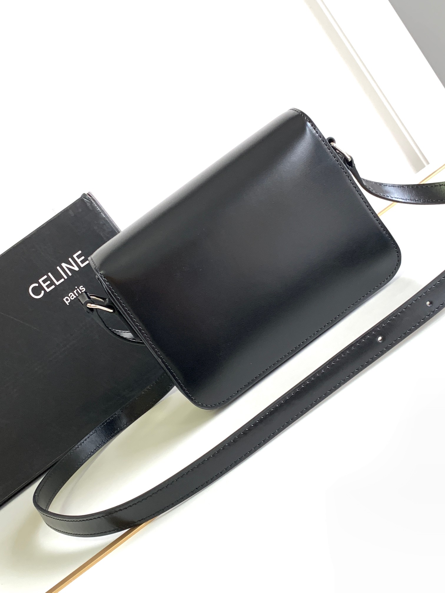 [Black and white steel] CELINE Teen Triomphe handbag: The new Triumph Box series, with the double C logo as the key buckleInherits the essence of