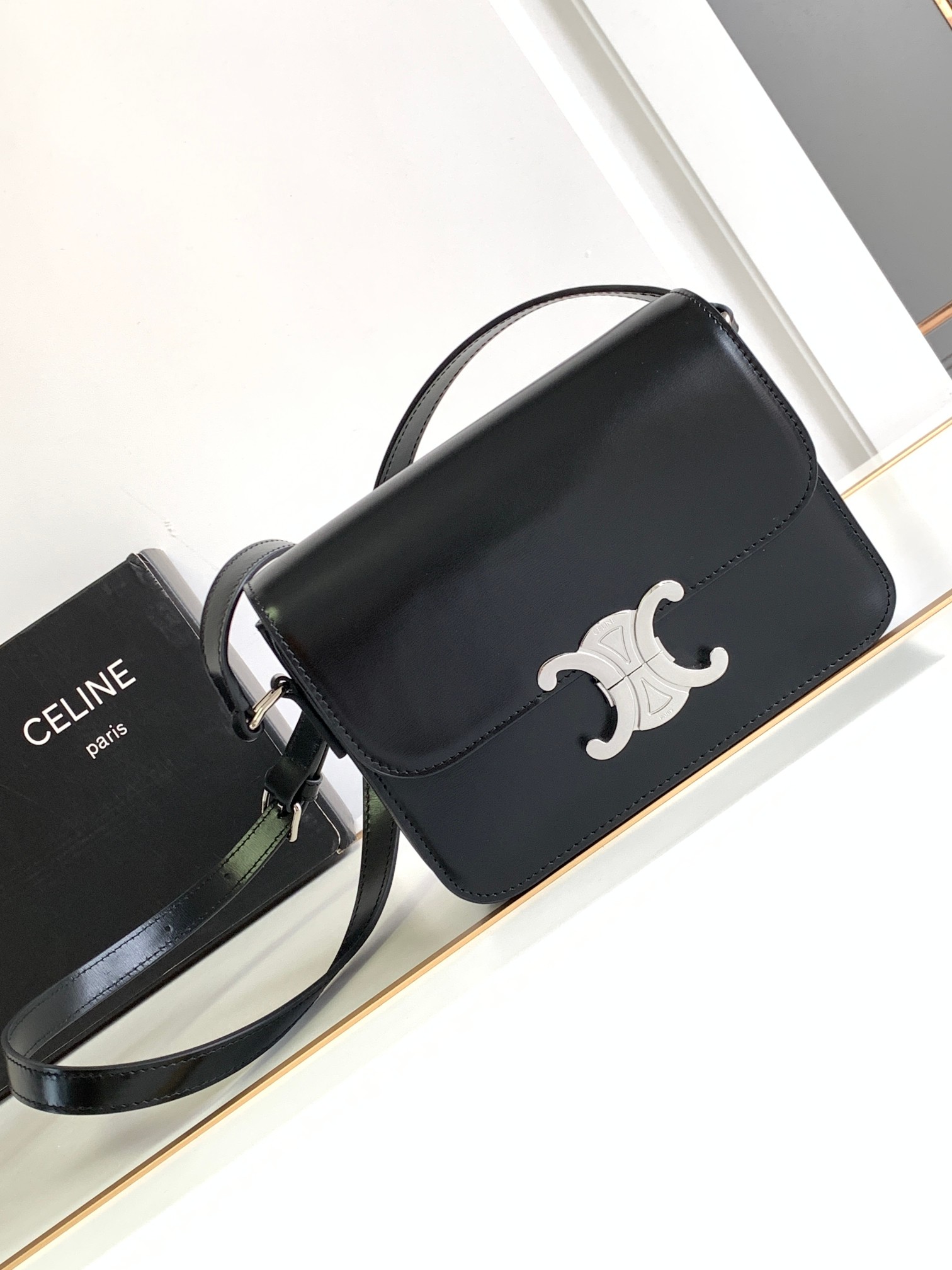 [Black and white steel] CELINE Teen Triomphe handbag: The new Triumph Box series, with the double C logo as the key buckleInherits the essence of