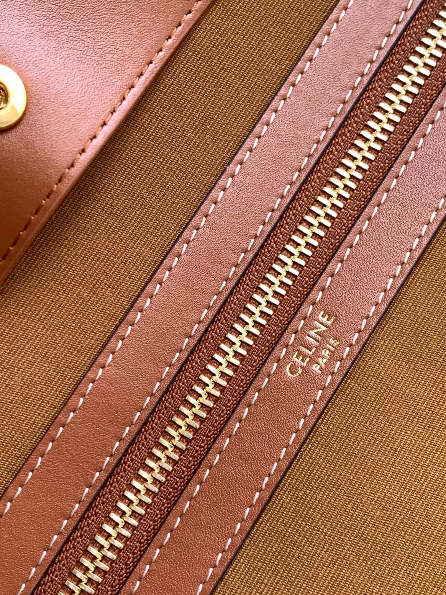 Celine 新品上线 全新CELINE的手提托特～懒人福音 人手 ～