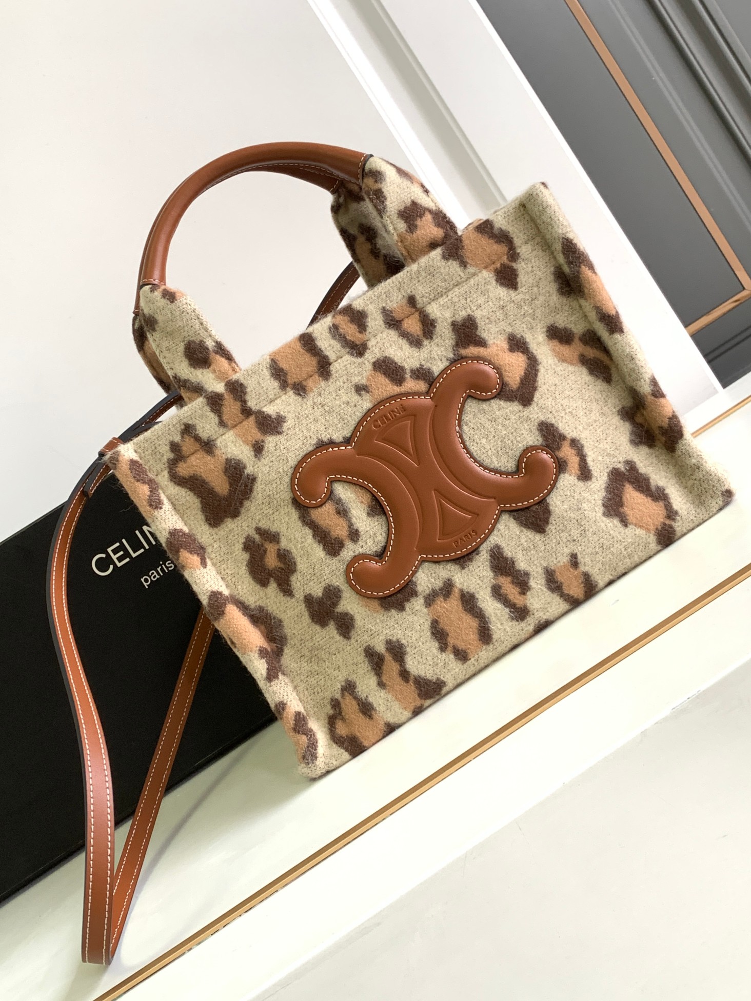 Celine Bolsos de mano Mini bolsos Estampado de leopardo Cuero vaca Tejidos Lana Colección otoño – invierno Cabas Thais