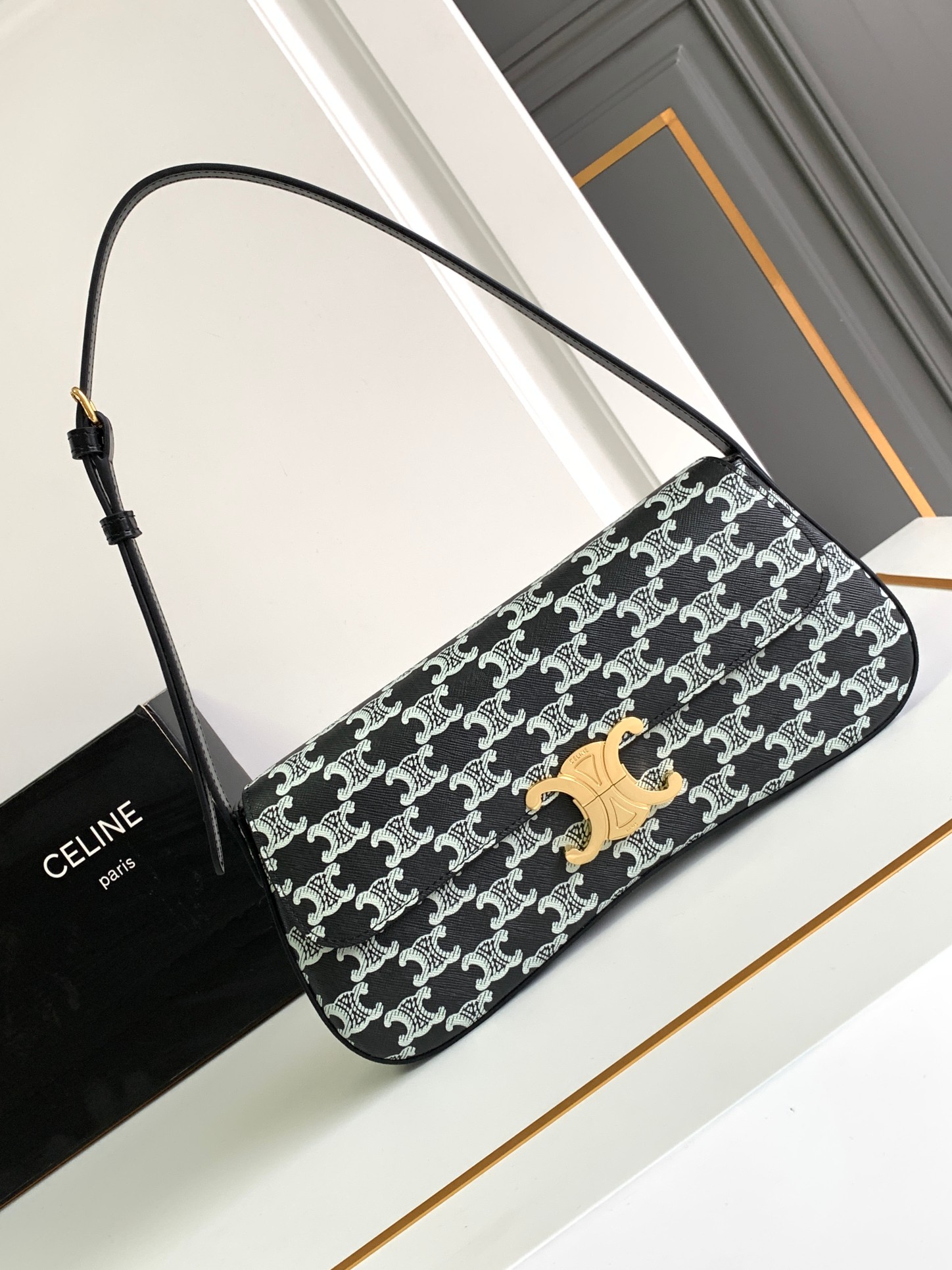 CELINE 2024｜LOLA中号中号双色标志印花手袋24ss全新单品上线！春夏全新推出的Lola手袋‼️ 新一季秀款～ 简洁而优美，延续Triomphe肩背包的修长法棍包廓形，最大亮点是包底设计成浪漫的弧形线条，更添一丝俏丽气质。中央金属凯旋包扣颇具辨识度，长法棍包型内里容量更大造型感也更强～标志印花，牛皮革包边，羊皮革衬里，金色饰面，肩背，全钢TRIOMPHE金属锁扣，1个主隔层，1个内侧扁平口袋，可调节肩带，最小长度21厘米，最大28厘米尺寸：2