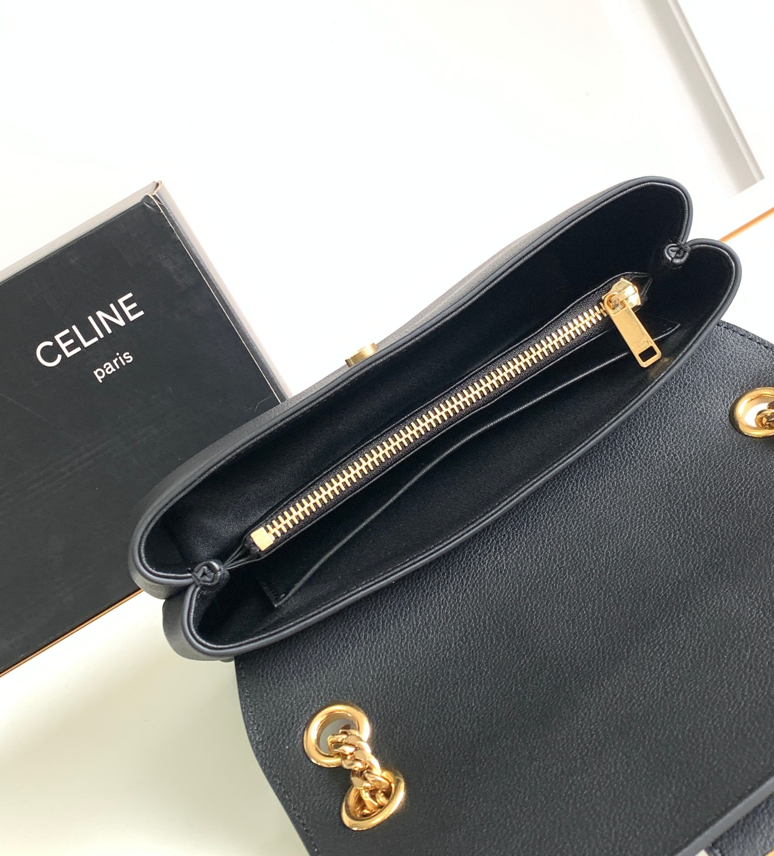 CELIN_E2024VICTOIRE中号柔软牛皮革手袋CELINE终于出了一款可单肩可斜挎的包包Cel