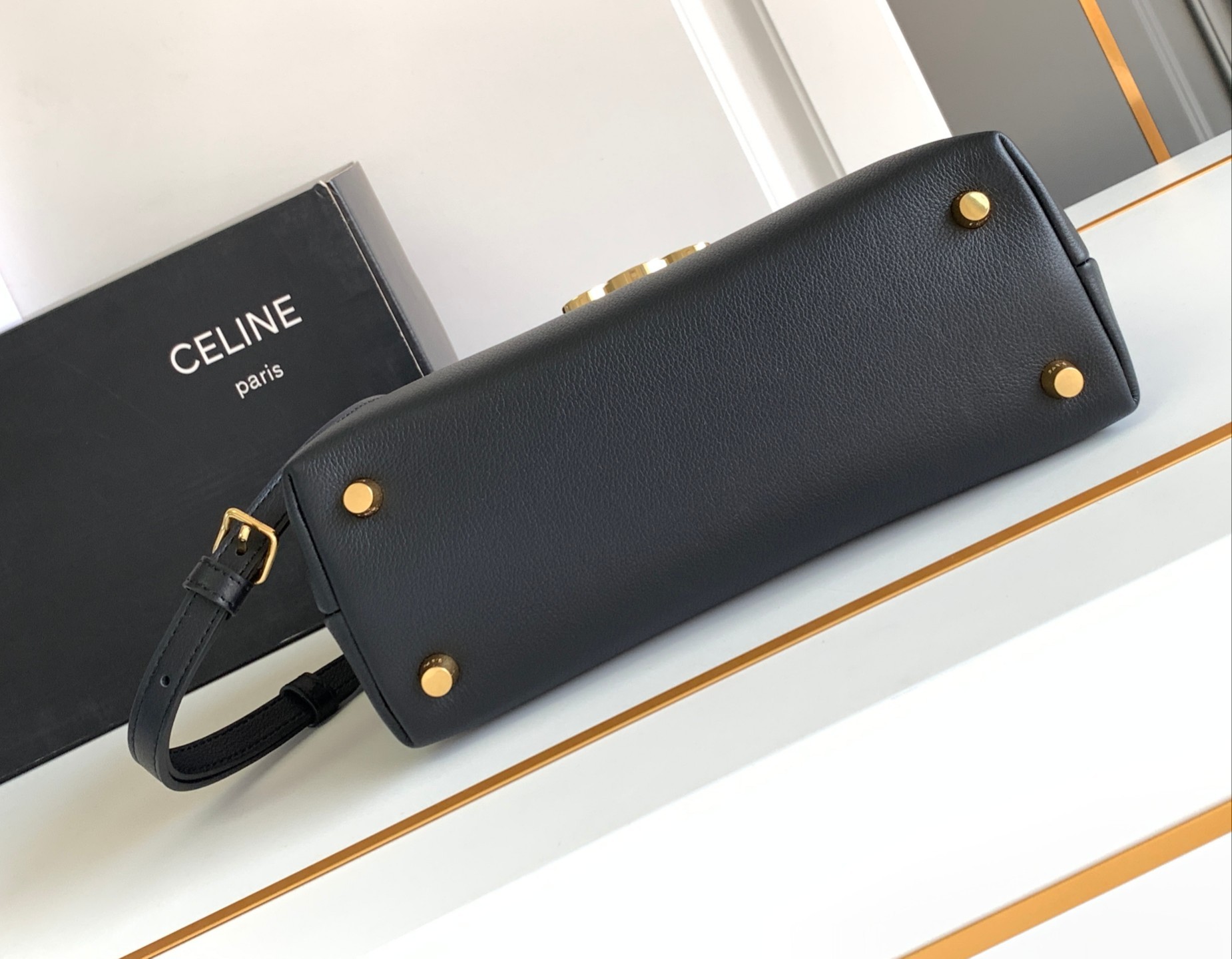 CELINE24NINO中号柔软牛皮革手袋全新nino手袋简直又温柔又精致满满高级感简约设计没有过多的点
