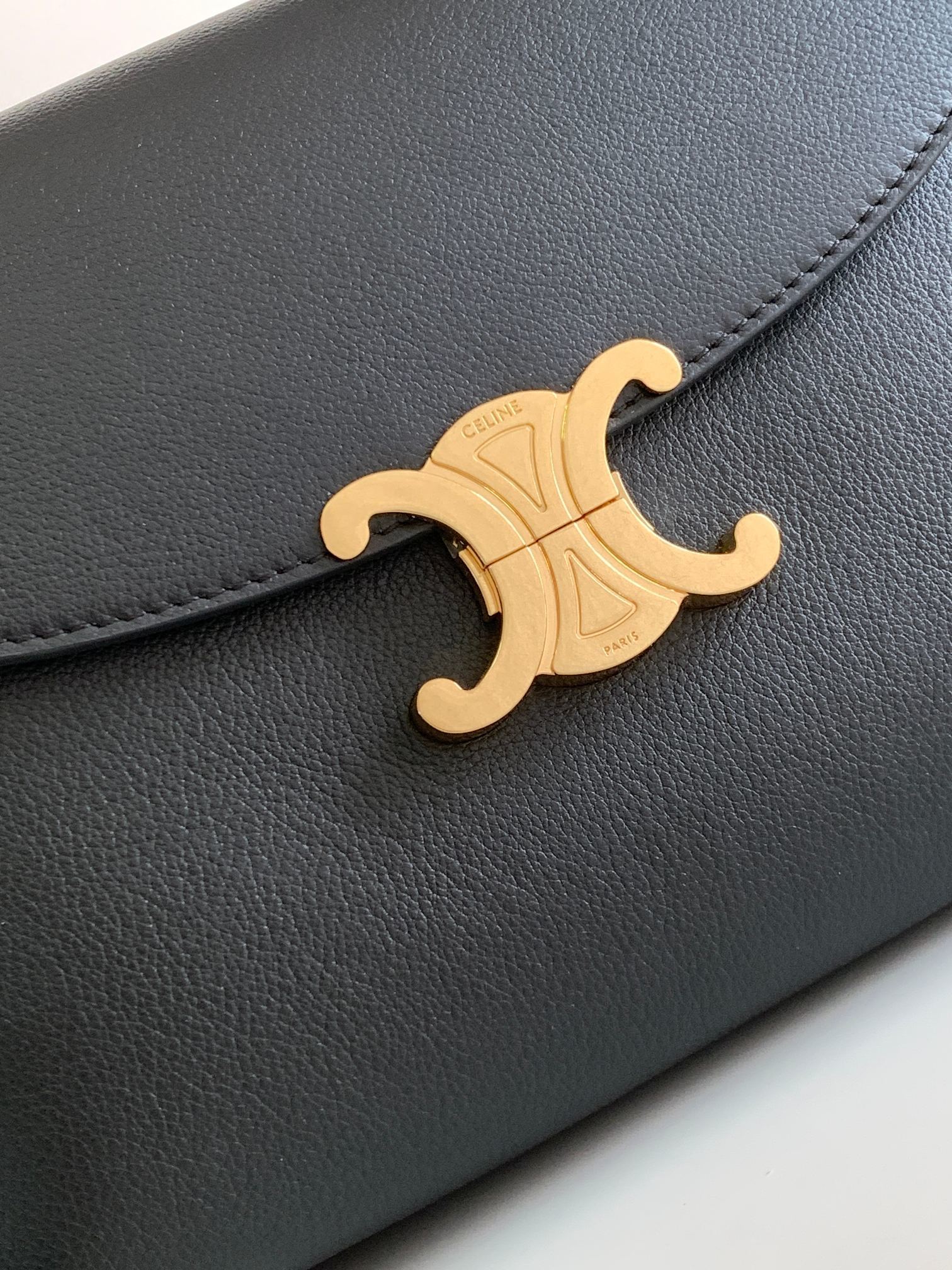 CELINE24NINO中号柔软牛皮革手袋全新nino手袋简直又温柔又精致满满高级感简约设计没有过多的点
