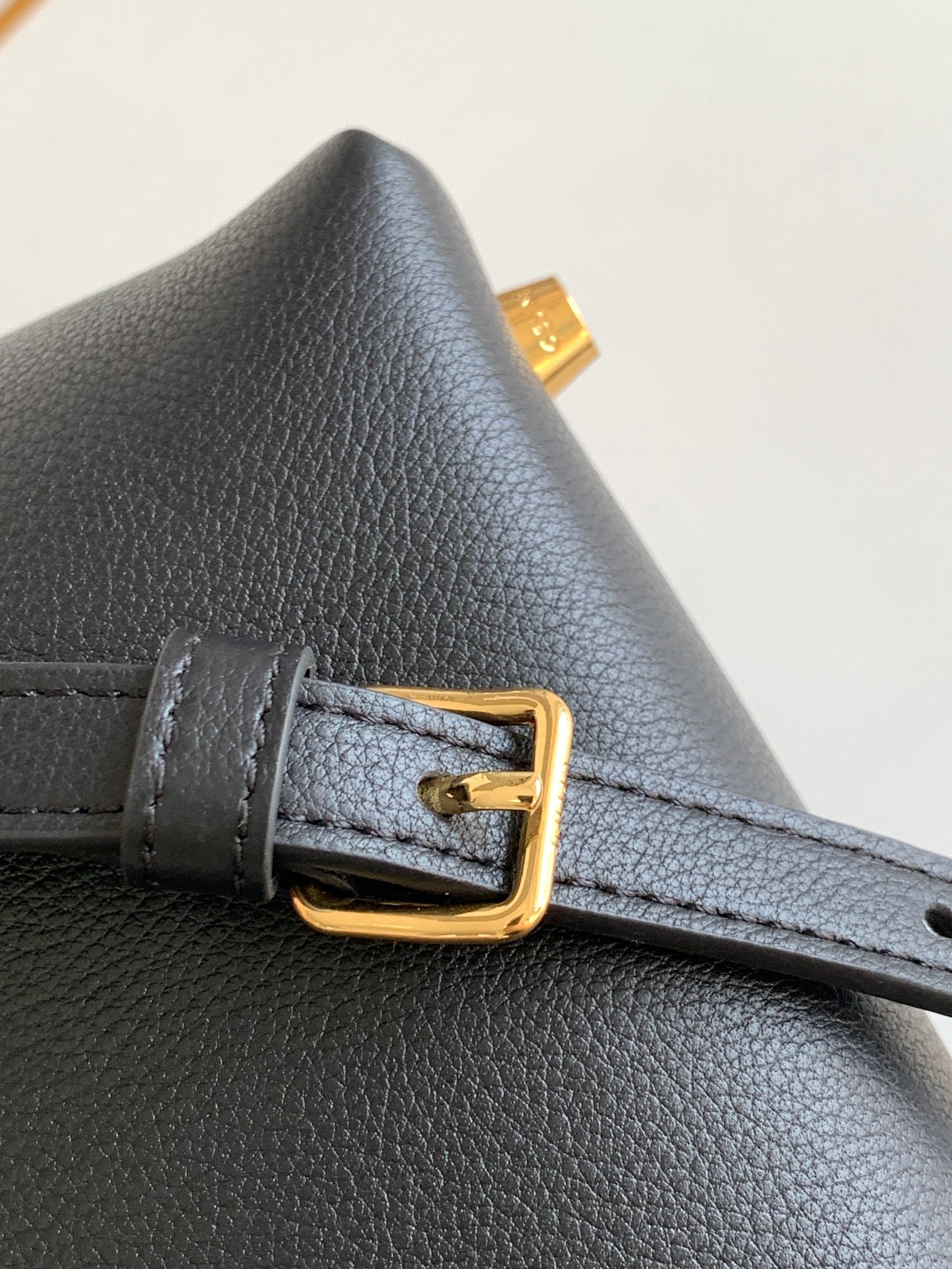 CELINE24NINO中号柔软牛皮革手袋全新nino手袋简直又温柔又精致满满高级感简约设计没有过多的点