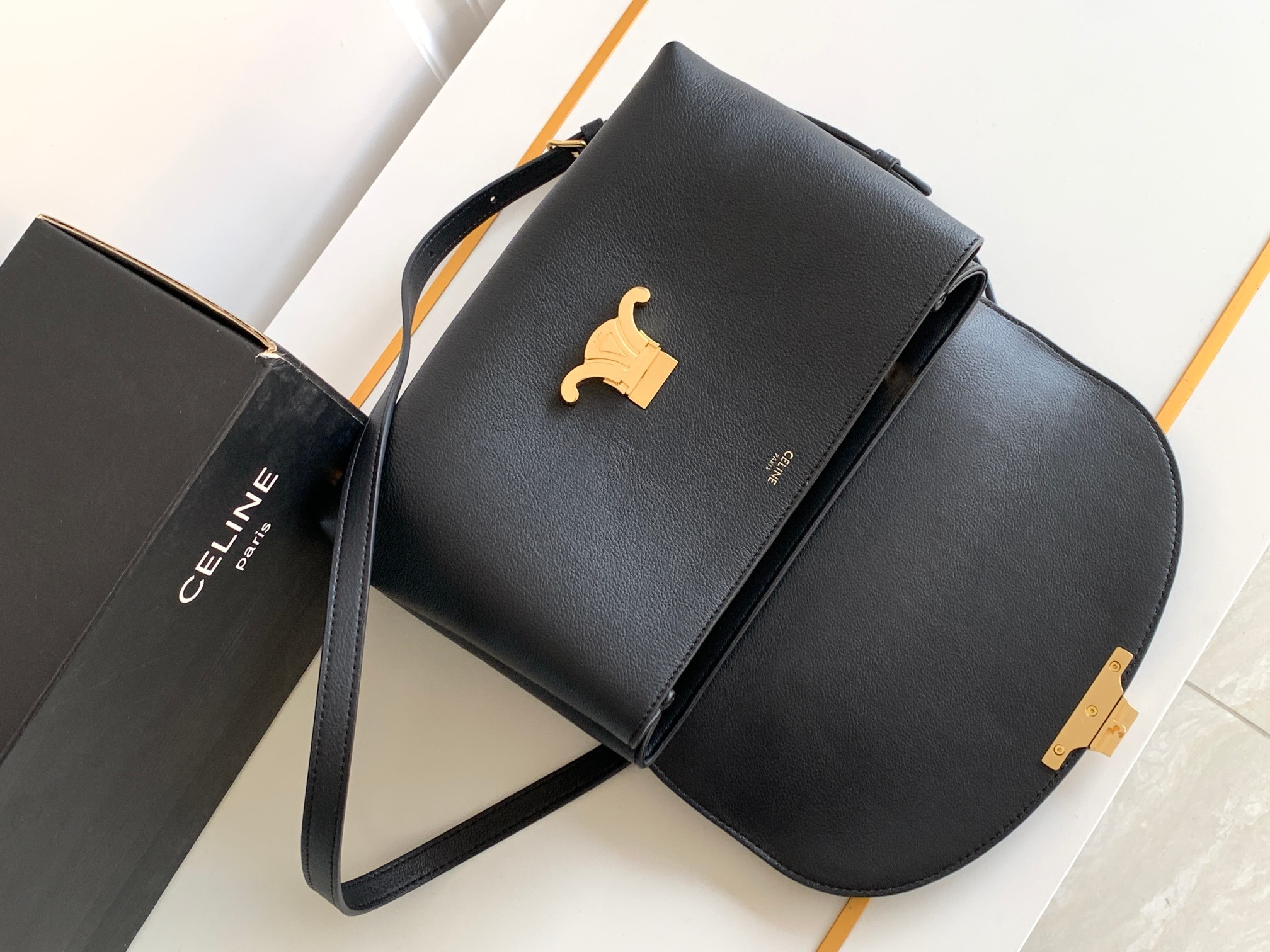 CELINE24NINO中号柔软牛皮革手袋全新nino手袋简直又温柔又精致满满高级感简约设计没有过多的点