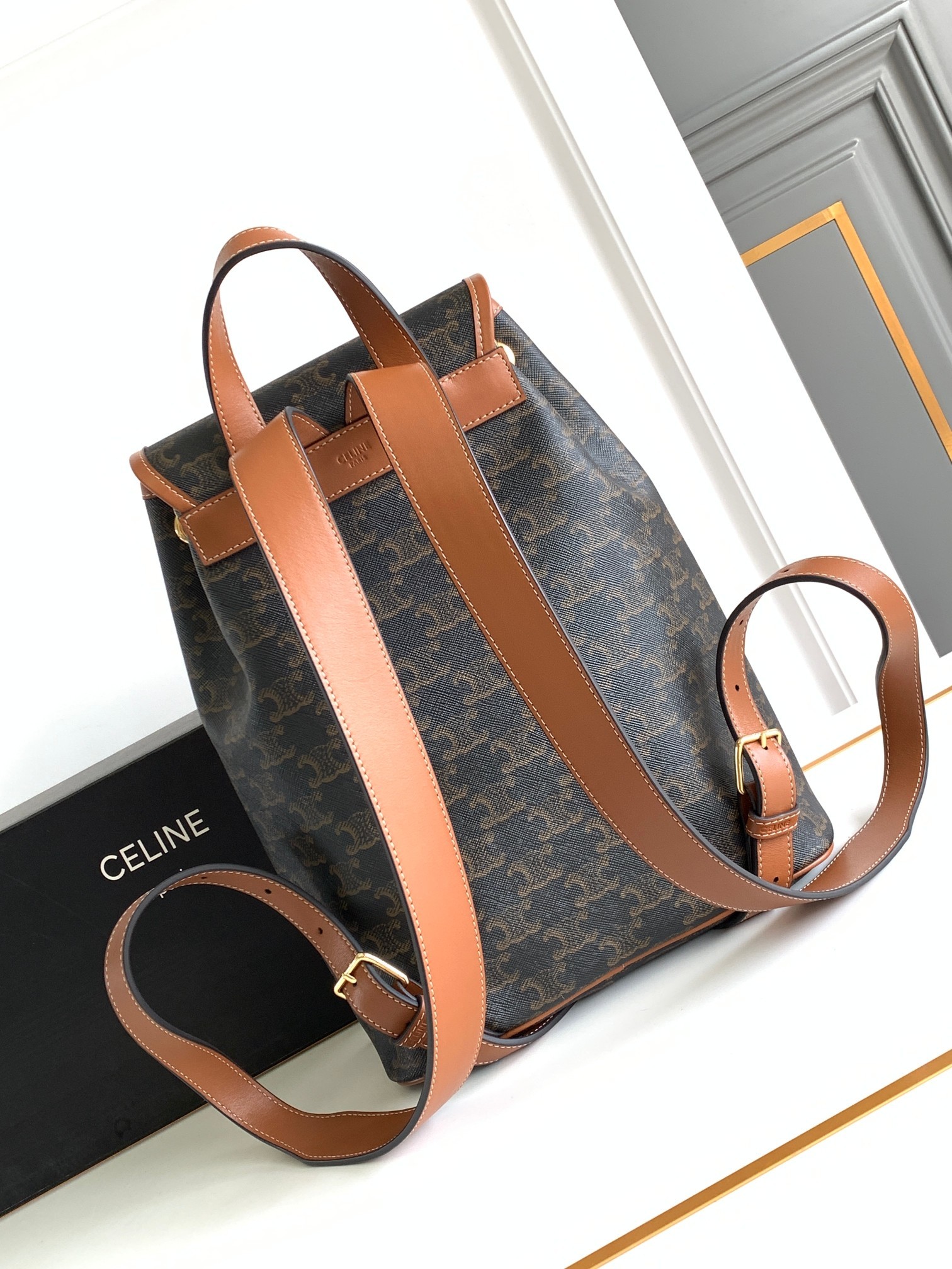 CELINEFOLCO标志印花牛皮革中号背包大书包来啦新品中号书包随心百搭又耐造整个包型还是延续了小号在