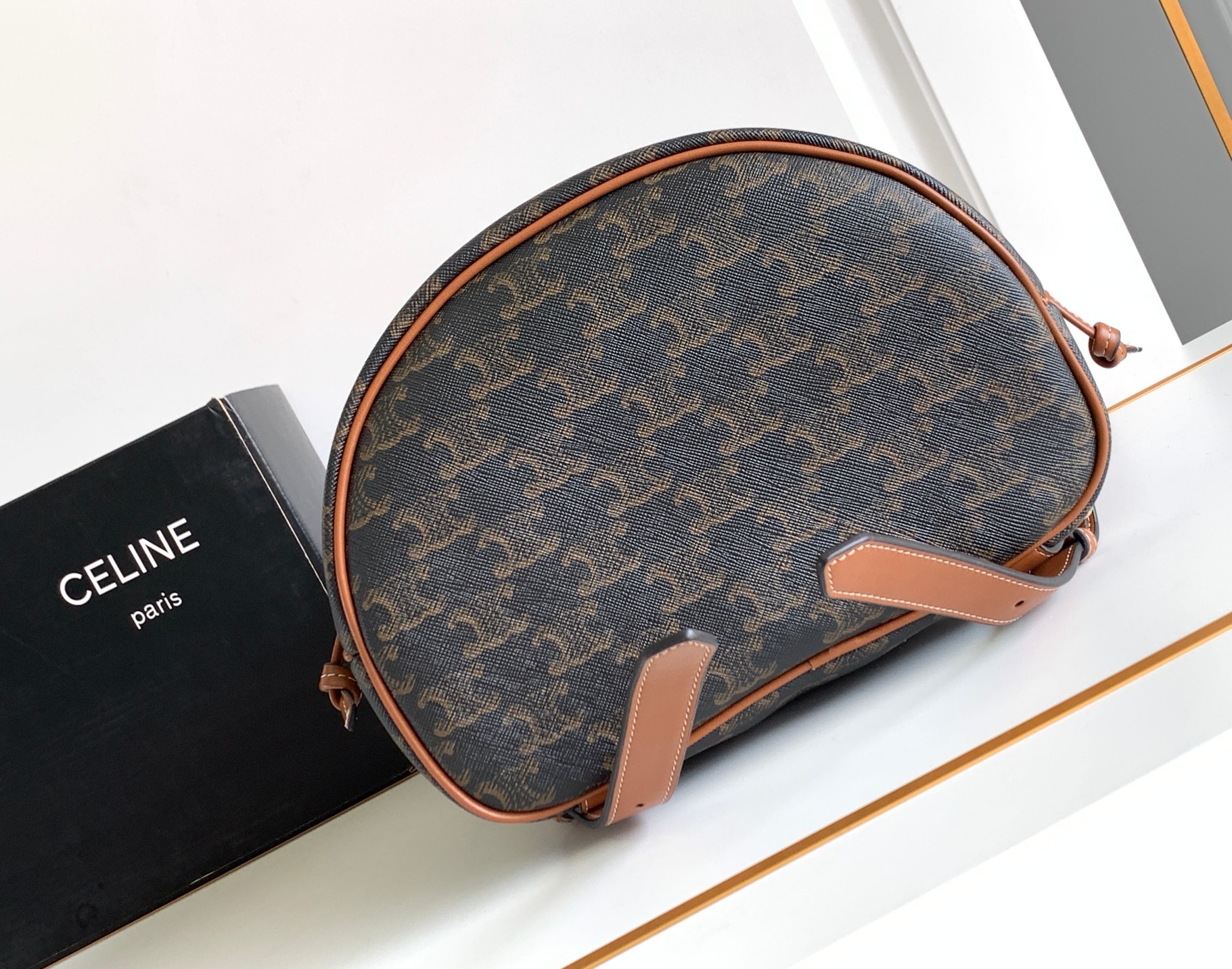 CELINEFOLCO标志印花牛皮革中号背包大书包来啦新品中号书包随心百搭又耐造整个包型还是延续了小号在