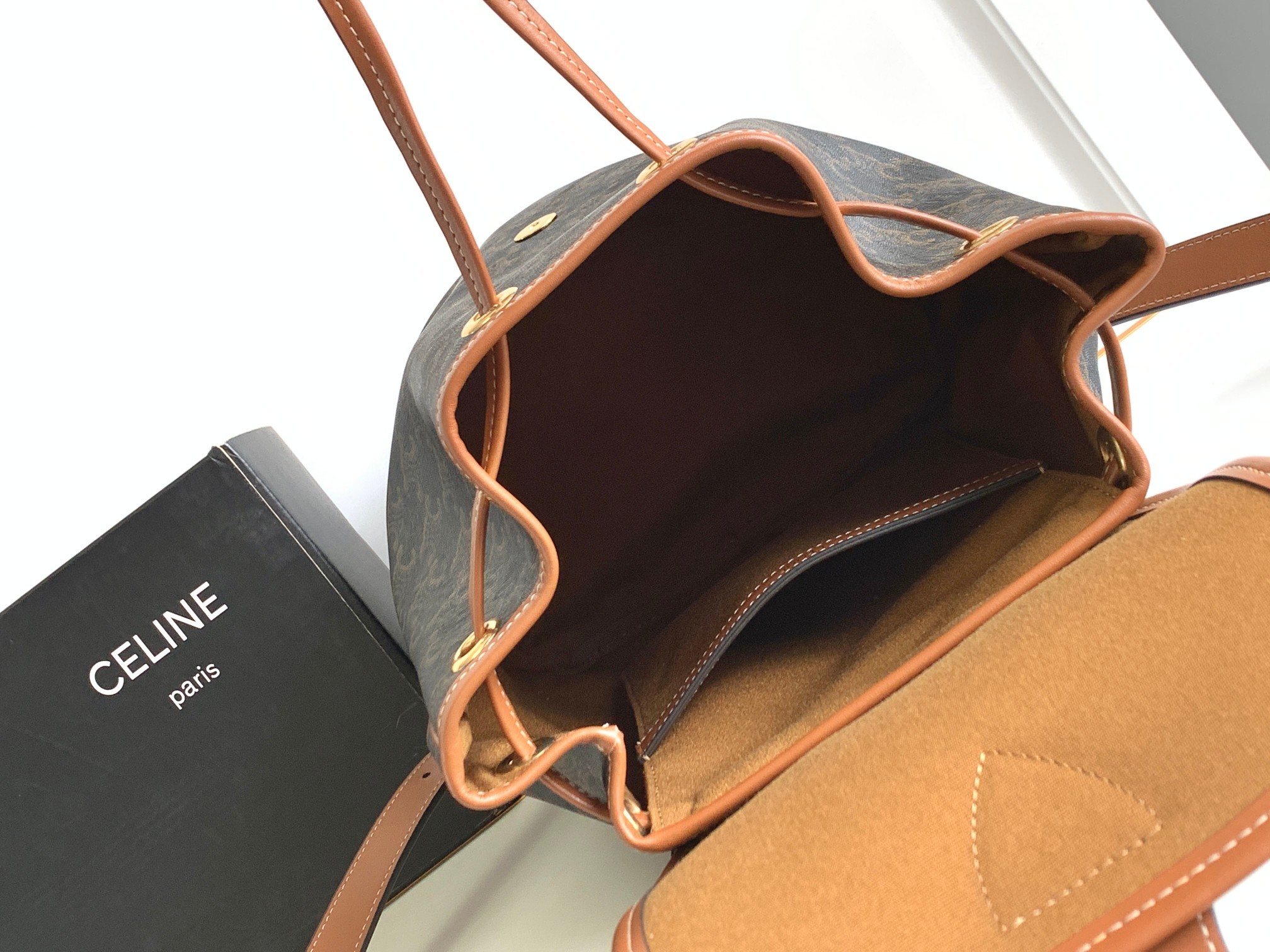 CELINEFOLCO标志印花牛皮革中号背包大书包来啦新品中号书包随心百搭又耐造整个包型还是延续了小号在