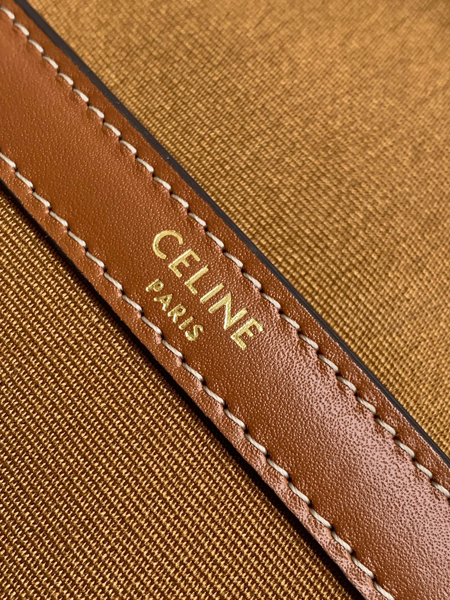 CELINEFOLCO标志印花牛皮革中号背包大书包来啦新品中号书包随心百搭又耐造整个包型还是延续了小号在