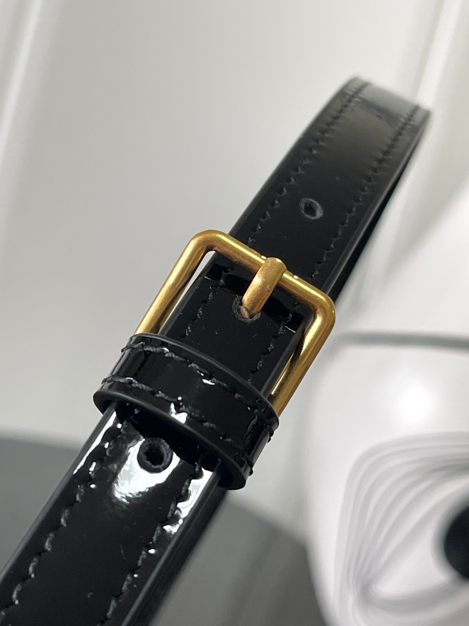 CELINE 24秋冬新品| TERENCE牛皮漆革肩背包
🆕好物推荐|CELINE TERENCE漆皮腋下包
秋冬秀场最最抓眼球的一只手袋👜实拍来咯📸
新款漆皮系列都好好看✨亮泽莹润的皮质,手感真的很上乘~TRIOMPHE LOGO复古感与时髦度完美结合🤩
这个尺寸拿捏的刚刚好💯 手机、墨镜都可以容纳,又不失精致感~
扣子是磁吸扣,简单开合~轻便实用✌
牛皮革,羊皮革衬里,肩背和手提,TRIOMPHE按扣开合,1个主隔层,1个内侧扁平口袋,1个可调节皮革提手,最小长度19cm,最大长度21cm
尺寸:20.5 X 11 X 5.5cm
编号:118313FZI.38NO