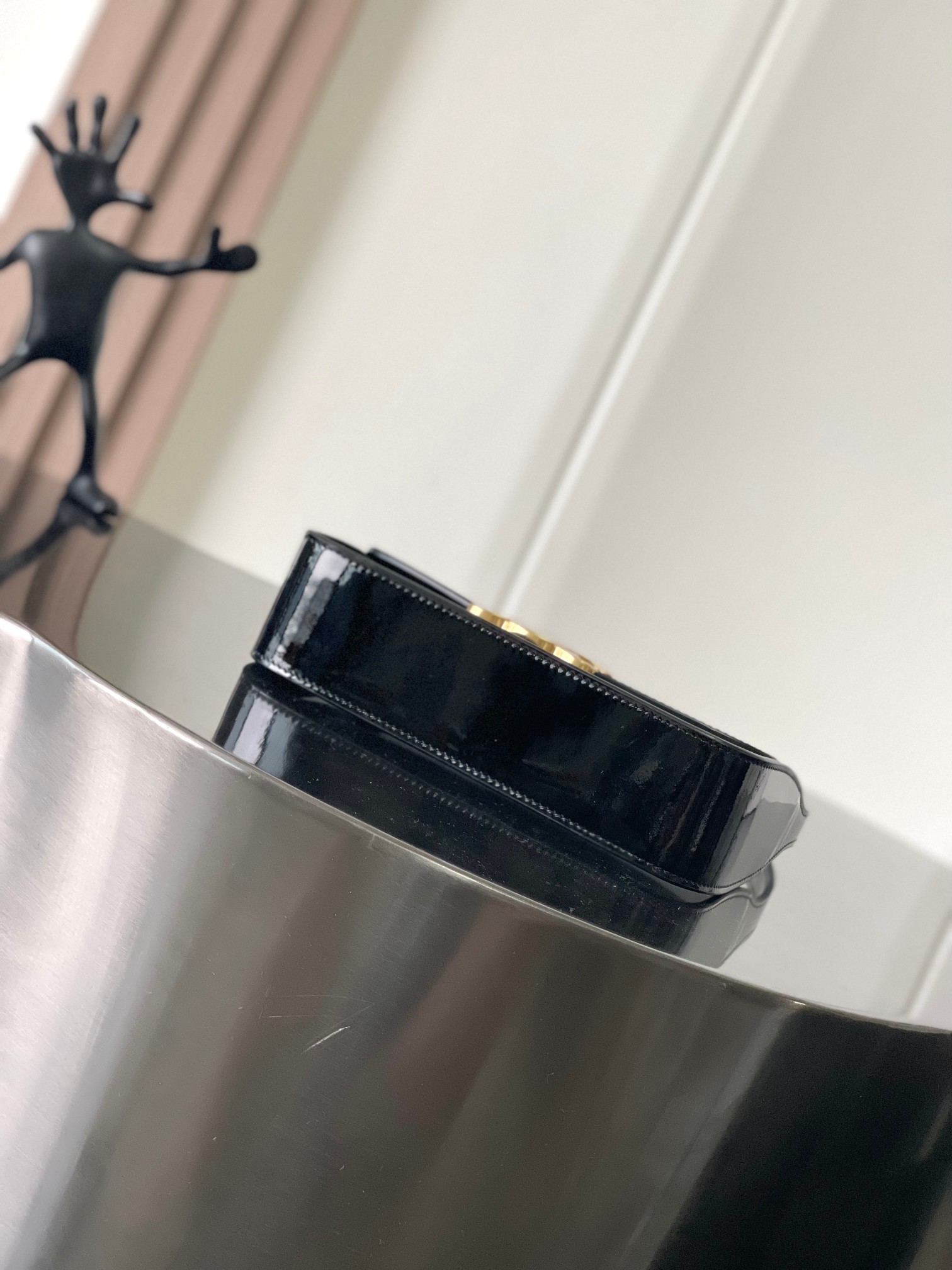 CELINE 24秋冬新品| TERENCE牛皮漆革肩背包
🆕好物推荐|CELINE TERENCE漆皮腋下包
秋冬秀场最最抓眼球的一只手袋👜实拍来咯📸
新款漆皮系列都好好看✨亮泽莹润的皮质,手感真的很上乘~TRIOMPHE LOGO复古感与时髦度完美结合🤩
这个尺寸拿捏的刚刚好💯 手机、墨镜都可以容纳,又不失精致感~
扣子是磁吸扣,简单开合~轻便实用✌
牛皮革,羊皮革衬里,肩背和手提,TRIOMPHE按扣开合,1个主隔层,1个内侧扁平口袋,1个可调节皮革提手,最小长度19cm,最大长度21cm
尺寸:20.5 X 11 X 5.5cm
编号:118313FZI.38NO