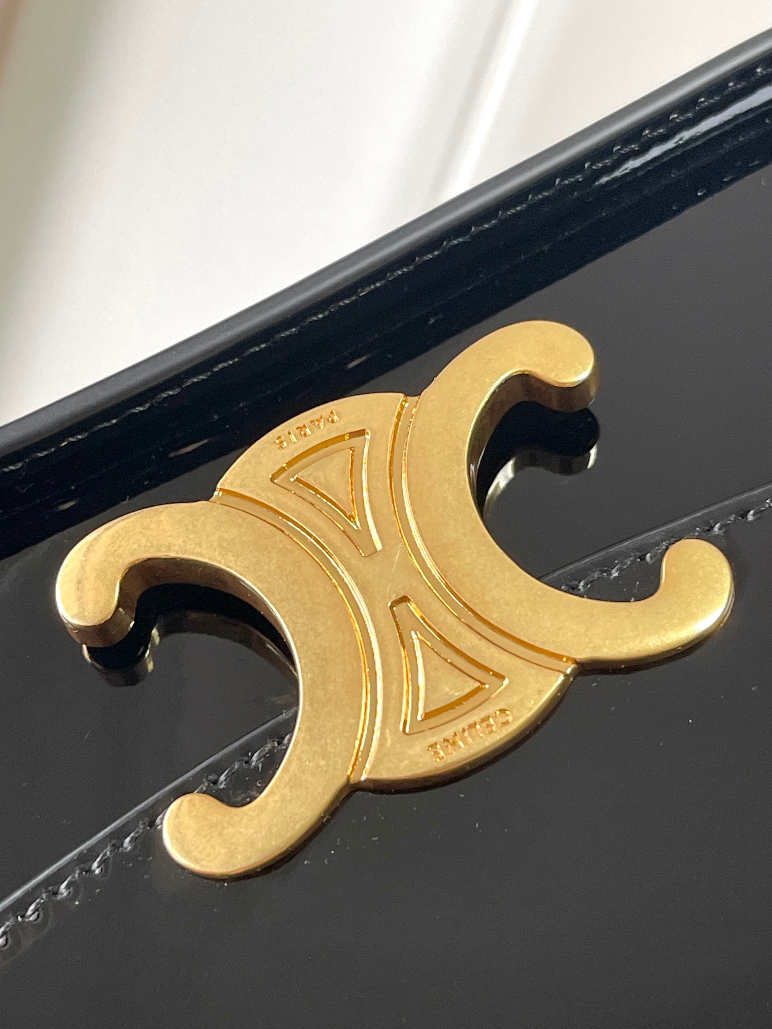 CELINE 24秋冬新品| TERENCE牛皮漆革肩背包
🆕好物推荐|CELINE TERENCE漆皮腋下包
秋冬秀场最最抓眼球的一只手袋👜实拍来咯📸
新款漆皮系列都好好看✨亮泽莹润的皮质,手感真的很上乘~TRIOMPHE LOGO复古感与时髦度完美结合🤩
这个尺寸拿捏的刚刚好💯 手机、墨镜都可以容纳,又不失精致感~
扣子是磁吸扣,简单开合~轻便实用✌
牛皮革,羊皮革衬里,肩背和手提,TRIOMPHE按扣开合,1个主隔层,1个内侧扁平口袋,1个可调节皮革提手,最小长度19cm,最大长度21cm
尺寸:20.5 X 11 X 5.5cm
编号:118313FZI.38NO