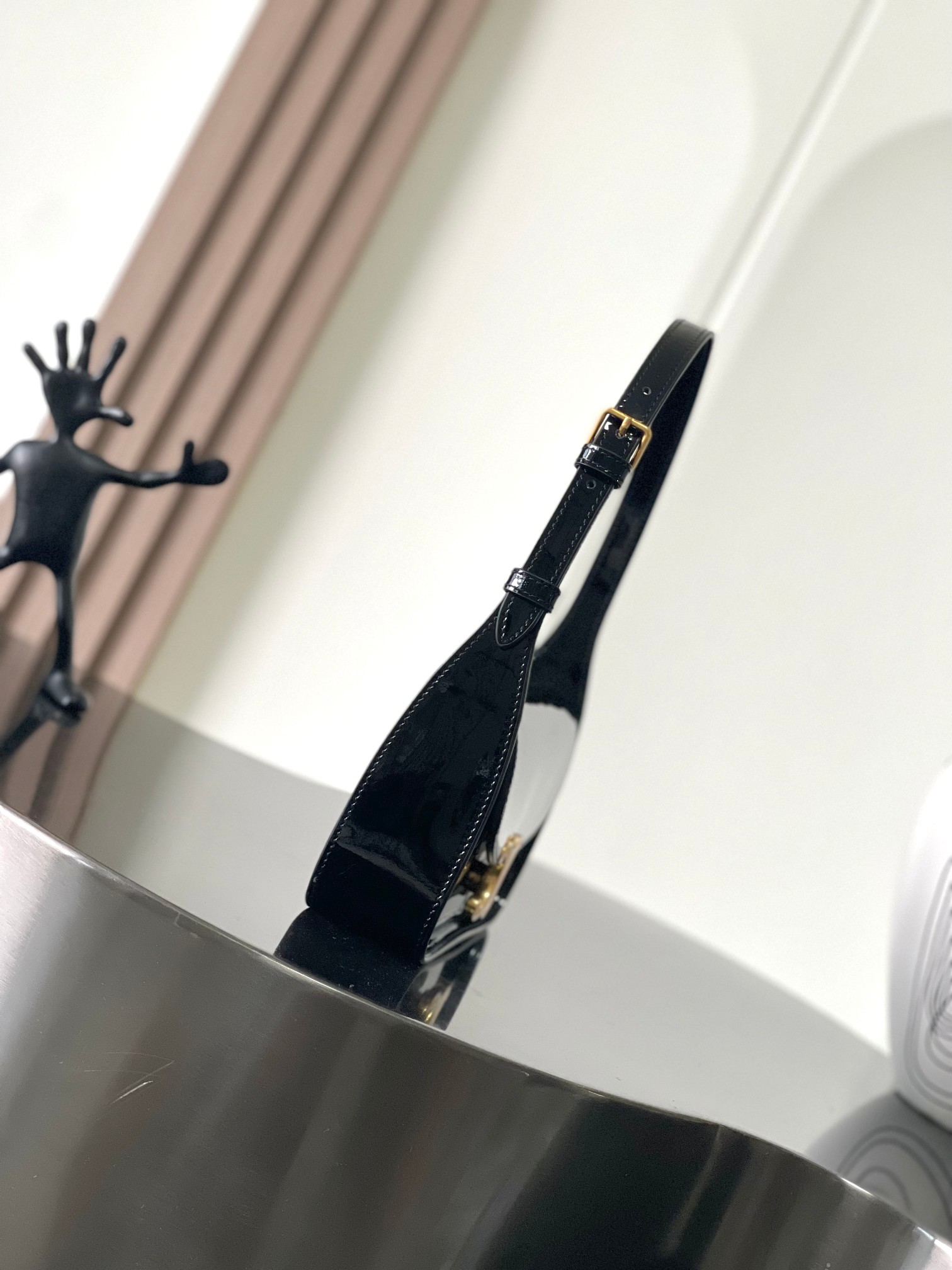 CELINE 24秋冬新品| TERENCE牛皮漆革肩背包
🆕好物推荐|CELINE TERENCE漆皮腋下包
秋冬秀场最最抓眼球的一只手袋👜实拍来咯📸
新款漆皮系列都好好看✨亮泽莹润的皮质,手感真的很上乘~TRIOMPHE LOGO复古感与时髦度完美结合🤩
这个尺寸拿捏的刚刚好💯 手机、墨镜都可以容纳,又不失精致感~
扣子是磁吸扣,简单开合~轻便实用✌
牛皮革,羊皮革衬里,肩背和手提,TRIOMPHE按扣开合,1个主隔层,1个内侧扁平口袋,1个可调节皮革提手,最小长度19cm,最大长度21cm
尺寸:20.5 X 11 X 5.5cm
编号:118313FZI.38NO