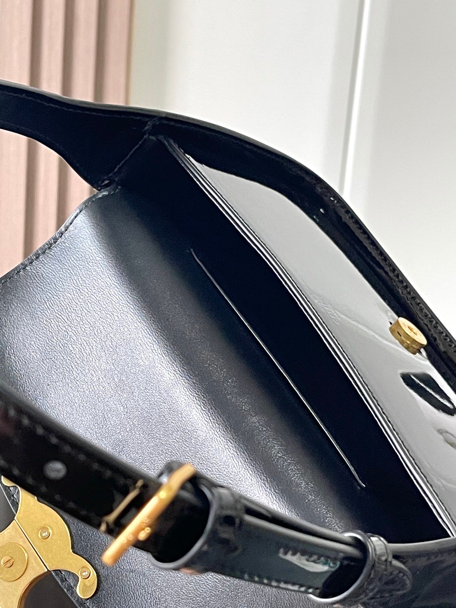CELINE 24秋冬新品| TERENCE牛皮漆革肩背包
🆕好物推荐|CELINE TERENCE漆皮腋下包
秋冬秀场最最抓眼球的一只手袋👜实拍来咯📸
新款漆皮系列都好好看✨亮泽莹润的皮质,手感真的很上乘~TRIOMPHE LOGO复古感与时髦度完美结合🤩
这个尺寸拿捏的刚刚好💯 手机、墨镜都可以容纳,又不失精致感~
扣子是磁吸扣,简单开合~轻便实用✌
牛皮革,羊皮革衬里,肩背和手提,TRIOMPHE按扣开合,1个主隔层,1个内侧扁平口袋,1个可调节皮革提手,最小长度19cm,最大长度21cm
尺寸:20.5 X 11 X 5.5cm
编号:118313FZI.38NO