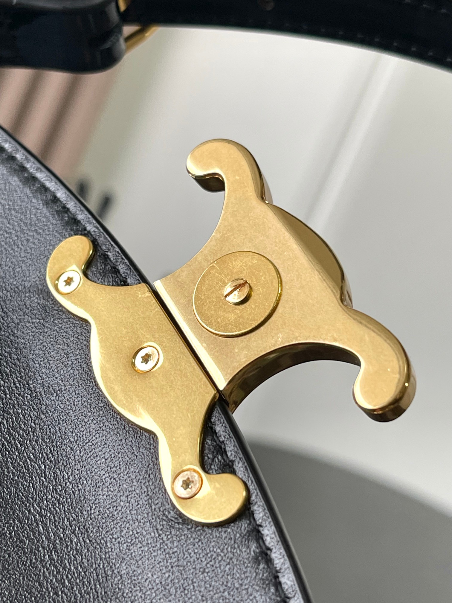 CELINE 24秋冬新品| TERENCE牛皮漆革肩背包
🆕好物推荐|CELINE TERENCE漆皮腋下包
秋冬秀场最最抓眼球的一只手袋👜实拍来咯📸
新款漆皮系列都好好看✨亮泽莹润的皮质,手感真的很上乘~TRIOMPHE LOGO复古感与时髦度完美结合🤩
这个尺寸拿捏的刚刚好💯 手机、墨镜都可以容纳,又不失精致感~
扣子是磁吸扣,简单开合~轻便实用✌
牛皮革,羊皮革衬里,肩背和手提,TRIOMPHE按扣开合,1个主隔层,1个内侧扁平口袋,1个可调节皮革提手,最小长度19cm,最大长度21cm
尺寸:20.5 X 11 X 5.5cm
编号:118313FZI.38NO