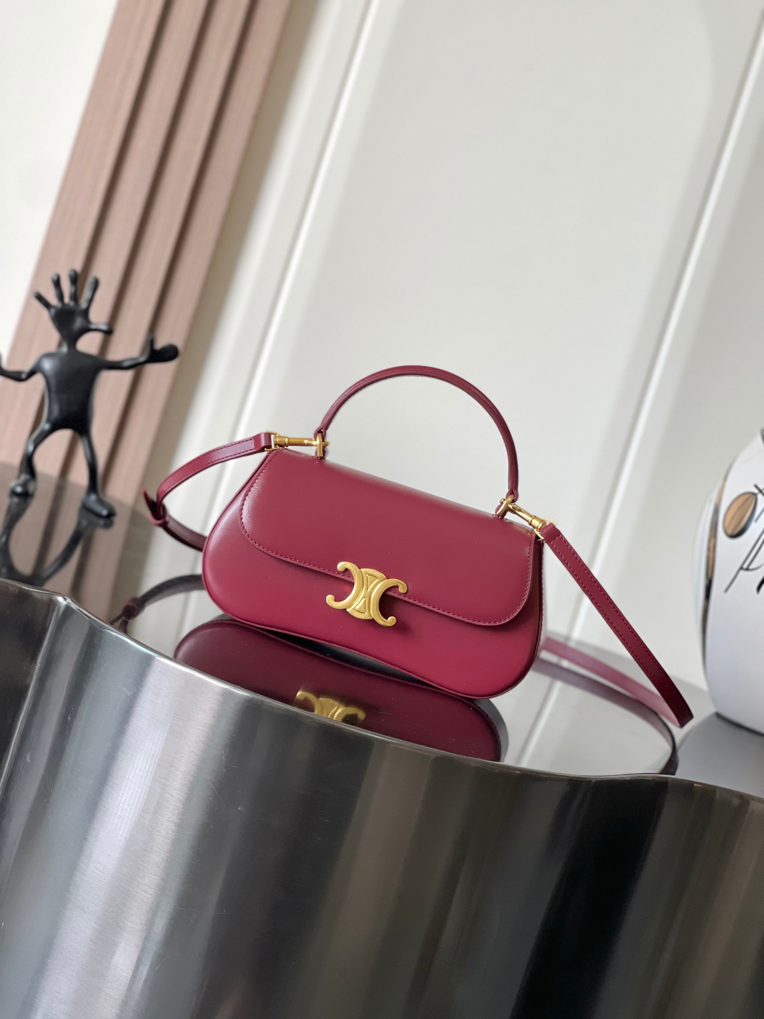 NO:339582,Special CELINE ｜TEEN LOLA Glossy cowhide bag Stunning time from CELINE TEEN LOLA Push the retro style of the 1960s to the extreme and make a stunning appearance. Just the right sense of exquisiteness and capacity needs. Exquisite full leather series. Essential matching elements for autumn and winter wardrobe, full of French style -20x11.5x5cm - Extra long shoulder strap 57cm One shoulder, crossbody, hand-held can be called the king of styling - cowhide + sheepskin lining + TRIOMPHE snaps + removable and adjustable shoulder straps. Various backing methods. Model 119533, Celine, celine, celine, cowhide, sheepskin19860909特级 CELINE ｜TEEN LOLA 亮泽牛皮革手袋 惊艳了时光来自CELINE TEEN LOLA 将60年代复古风格推到极致、惊艳亮相 恰到好处的精致感、又兼顾到了容量需求 -精致全皮系列 秋冬衣橱必备的搭配元素、法式风满满 -20x11.5x5cm -超长肩带57cm 单肩、斜挎、手拎都 堪称造型王者 -牛皮+羊皮衬里+TRIOMPHE按扣+可拆卸调节肩带 多种背法 型号119533,赛琳,celine,celine,cowhide,sheepskin,Bag