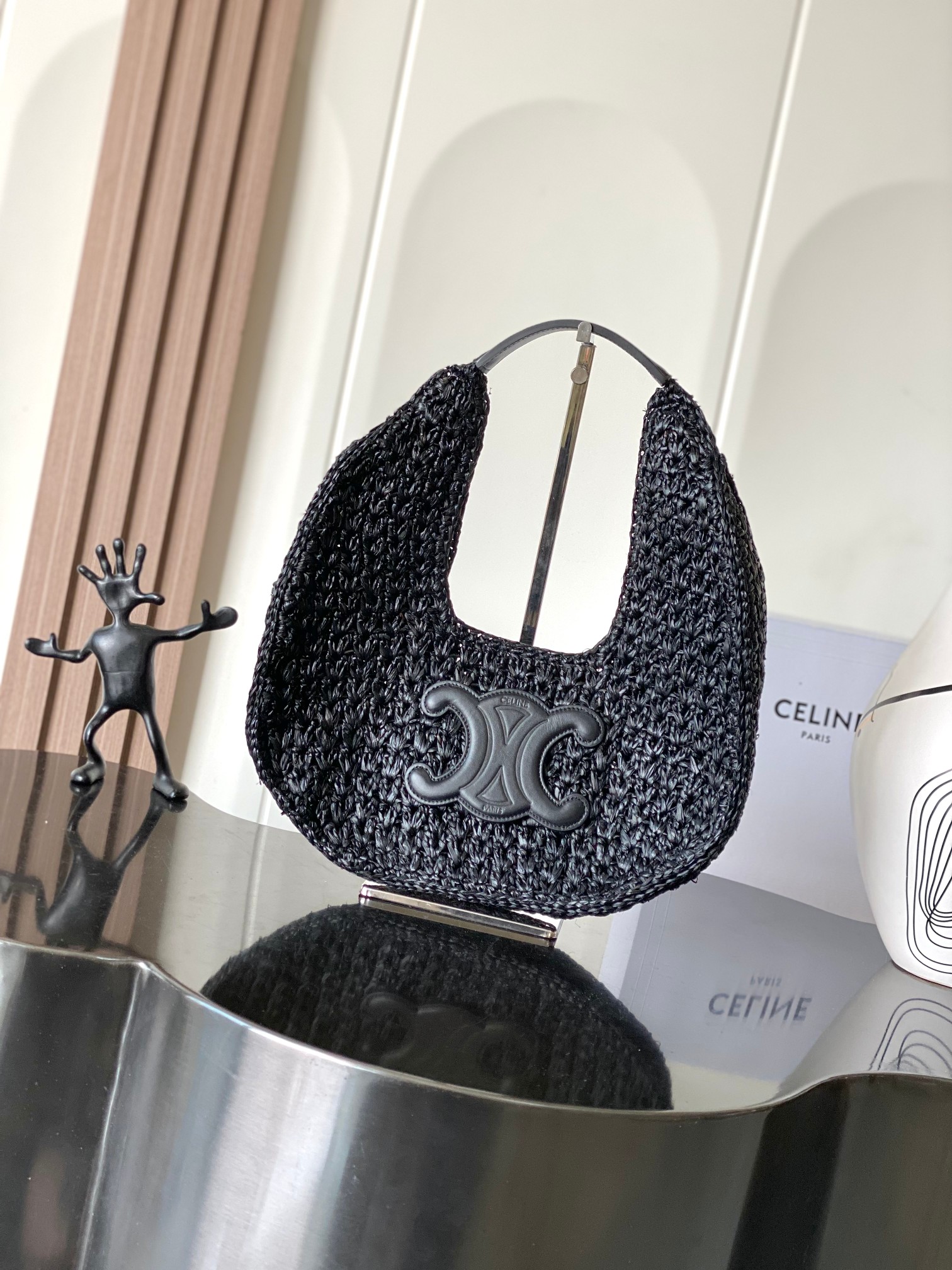 NO:187443,Genuine grade original leather CELINE CLASSIC PANIER plant material and cowhide leather HOBO handbags in midsummer are straw woven bags. Make a Celine Girl together this summer. This shoulder braided bag is amazing. Natural grass pure hand-woven   three-dimensional triumphal retro leather logo. The size is just right and it is very versatile with every look. A must-have in summer. Note the hand-woven handbags, each piece is unique. The size and shape may be slightly different. Plant material, cowhide, leather edge, unlined. Size 33 X 16 X 4 cm. Number 112772EYR.02NT, Celine, christian louboutin, celine, celine, espadrilles, cowhide19860909正品级 原厂皮 CELINE CLASSIC PANIER植物材料和牛皮革HOBO手袋 盛夏是属于草编包的 今年夏天一起做个Celine Girl 这个肩背编织包太绝了 天然草纯手工编织 立体凯旋门复古皮标 大小size刚刚好 和每一身look都很百搭 夏天必备 注手工编织手袋,每件作品皆别具一格.尺寸和造型可能稍有差异 植物材料,牛皮革包边,无衬里 尺寸33 X 16 X 4厘米 编号112772EYR.02NT,赛琳,christian louboutin,celine,celine,espadrilles,cowhide,Bag