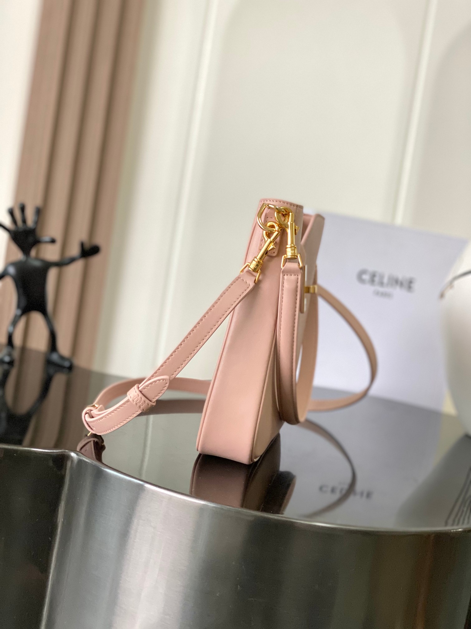 CELl-NE AAce新推出的camille 16 soft
camille 16 soft 包款采用光滑小牛皮，皮革本身带有自然的光泽感，全钢五金！
尺寸：24.5x21.5x5CM
型号：🔎120693 樱花🌸粉