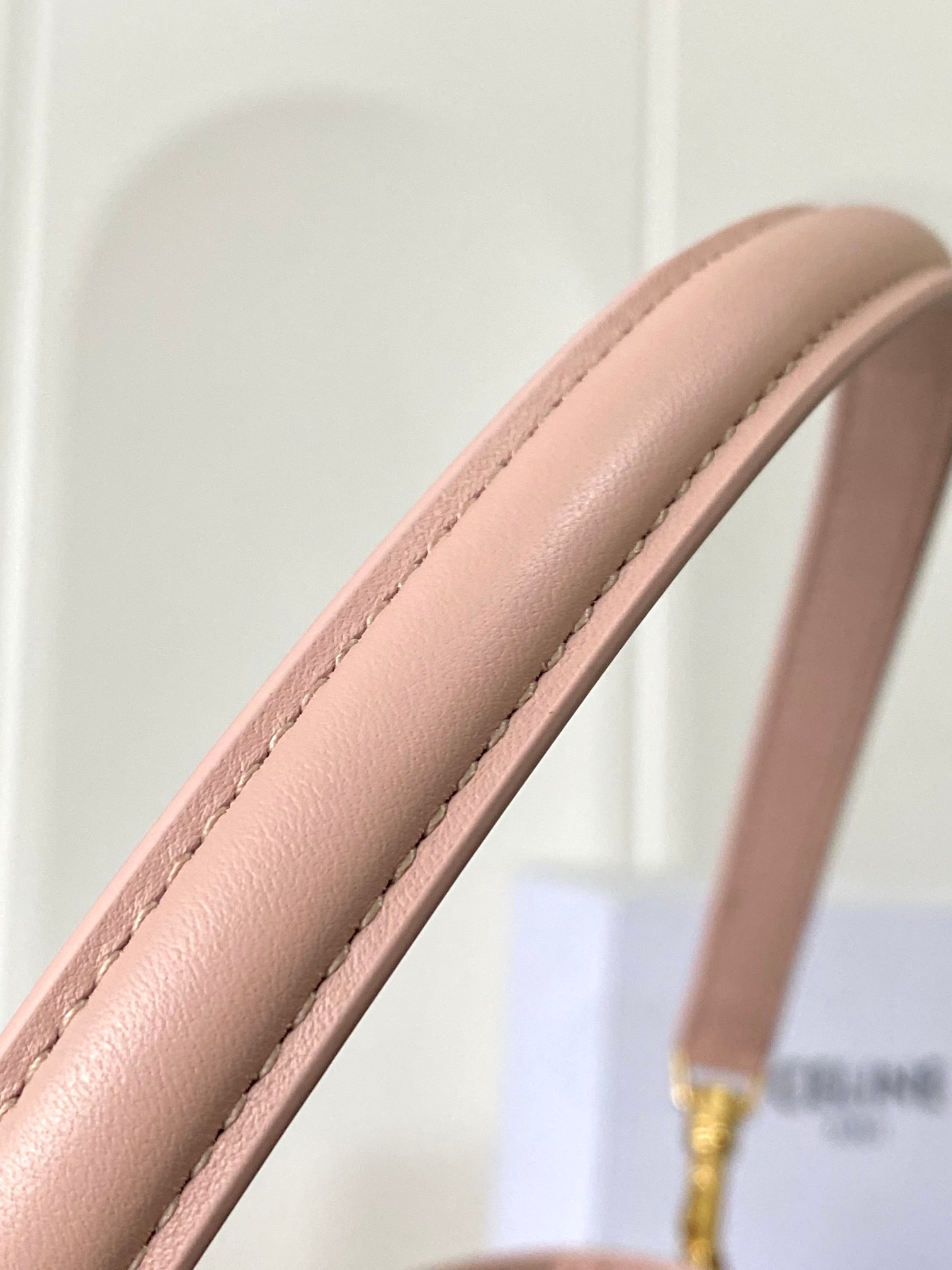 CELl-NE AAce新推出的camille 16 soft
camille 16 soft 包款采用光滑小牛皮，皮革本身带有自然的光泽感，全钢五金！
尺寸：24.5x21.5x5CM
型号：🔎120693 樱花🌸粉