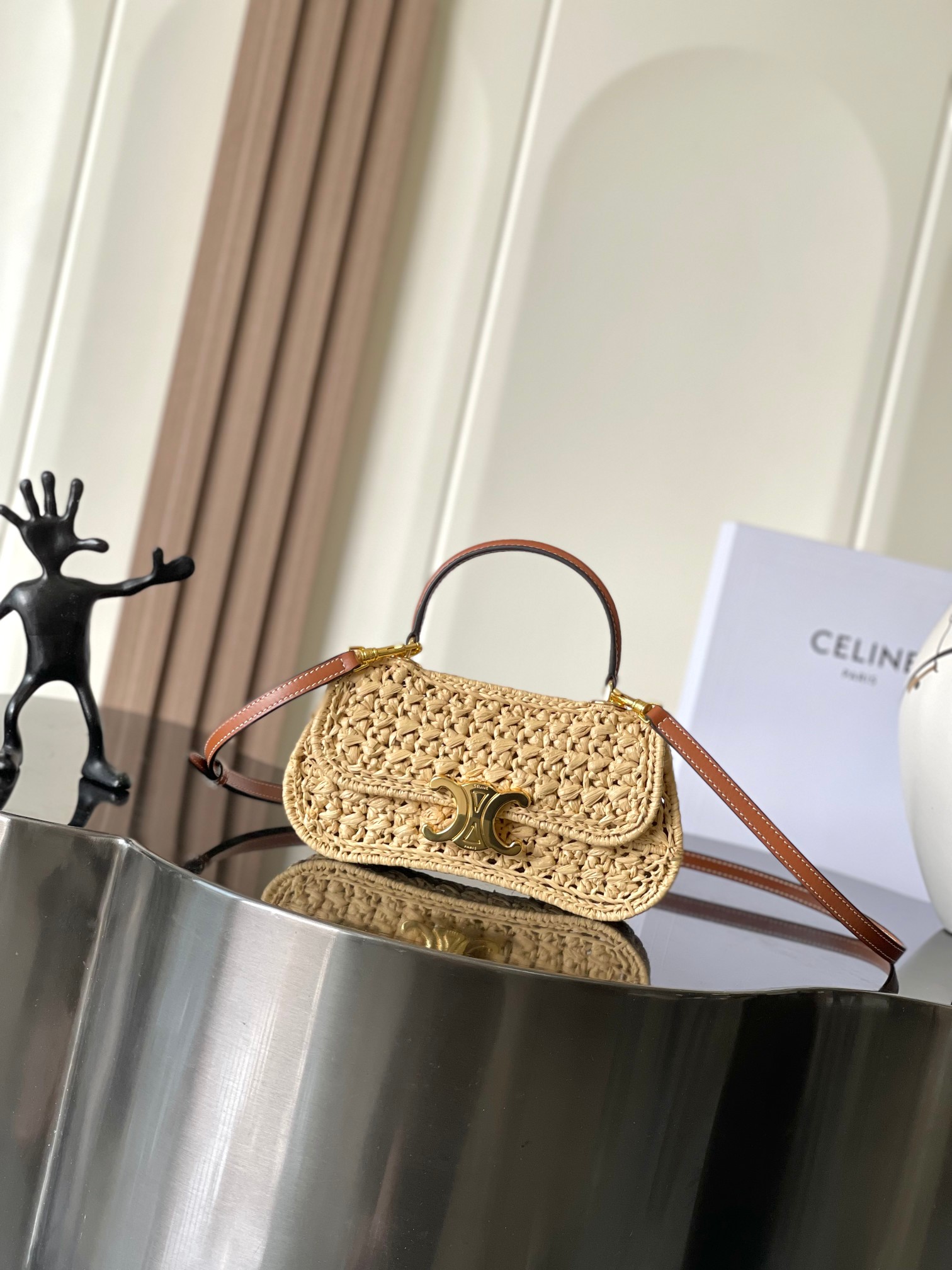 NO:337778,Genuine CELINE ｜TEEN LOLA Braided handbags Amazing time from CELINE TEEN LOLA, bringing the retro style of the 1960s to the extreme, making it a stunning appearance. Just the right sense of exquisiteness and taking into account capacity needs -Iconic old-fashioned elements. The matching elements of autumn and winter wardrobe, old money, visual sense get -20x11.5x5cm -Extra-long shoulder straps 57cm, one shoulder, crossbody, hand-held, can be called the king of styling - Arc de Triomphe logo hardware + TRIOMPHE snap button + removable and adjustable shoulder straps Matched with various backing methods Model 119533 Weaving, Celine, celine19860909正品级 CELINE ｜TEEN LOLA 编织手袋 惊艳了时光来自CELINE TEEN LOLA 将60年代复古风格推到极致、惊艳亮相 恰到好处的精致感、又兼顾到了容量需求 -标志性老花元素 秋冬衣橱必备的搭配元素、old money即视感get -20x11.5x5cm -超长肩带57cm 单肩、斜挎、手拎都 堪称造型王者 -凯旋门标志五金+TRIOMPHE按扣+可拆卸调节肩带 搭配多种背法 型号119533 编织,赛琳,celine,celine,Bag