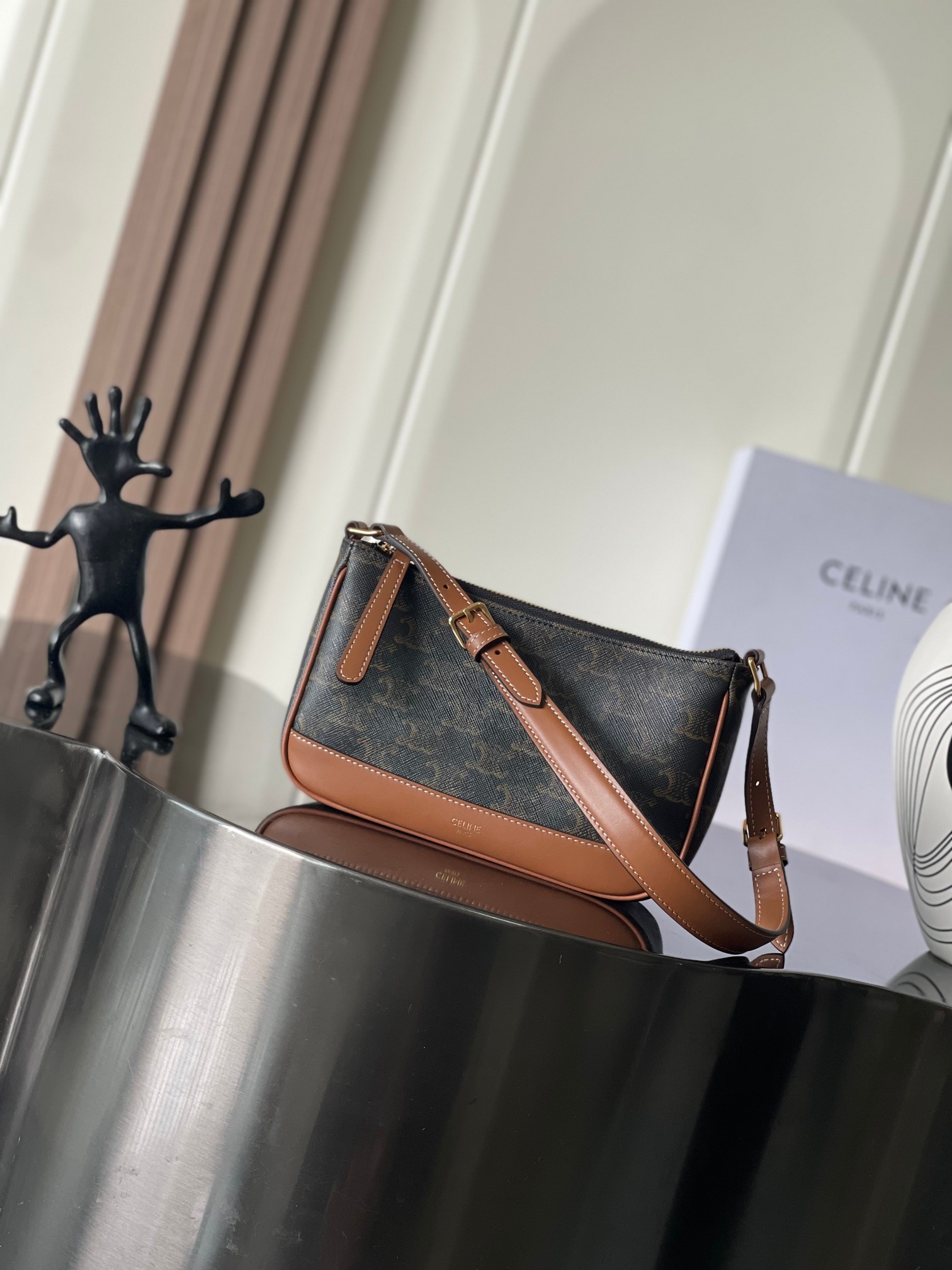 NO:339570,CELINE underarm mahjong bag TRIOMHE CANVAS logo print, cowhide edging Fabric fabric lining Gold finish Shoulder and handheld Zipper closure 1 main compartment 1 inner flat pocket Adjustable shoulder strap, minimum length 7 inches (17 cm), maximum length 9.5 inches (24 cm) No. 119412BZJ.04LU, Celine, celine, cowhide19860909CELINE腋下麻将包 TRIOMHE CANVAS标志印花,牛皮革包边 织物面料衬里 金色饰面 肩背和手提 拉链开合 1个主隔层 1个内侧扁平口袋 可调节肩带,最小长度7英寸（17厘米）,最大长度9.5英寸（24厘米） 编号119412BZJ.04LU,赛琳,celine,celine,cowhide,Bag