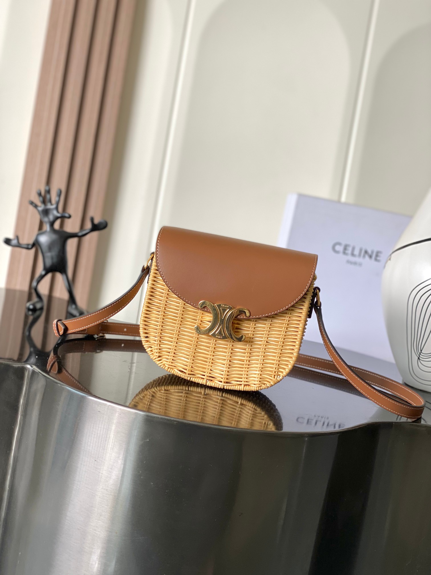 NO:340275,Genuine grade [weaving series] CELINE Arc de Triomphe saddle bag New Arc de Triomphe saddle bag sharing ~ New limited-edition vacation style weaving series Rattan knitting + calfskin + inner sheepskin + all-steel Arc de Triomphe lock buckle Shoulder/crossbody/hand hold with adjustable shoulder straps Daily versatile ~ ((110413), Celine, celine, cowhide, sheepskin19860909正品级【编织系列】CELINE 凯旋门 马鞍包 新款凯旋门马鞍包分享～ 全新限量款度假风编织系列 藤编编织+小牛皮+内里羊皮+全钢凯旋门锁扣 可肩背/斜挎/手拿 搭配可调节肩带 日常百搭～（（110413）,赛琳,celine,celine,cowhide,sheepskin,Bag