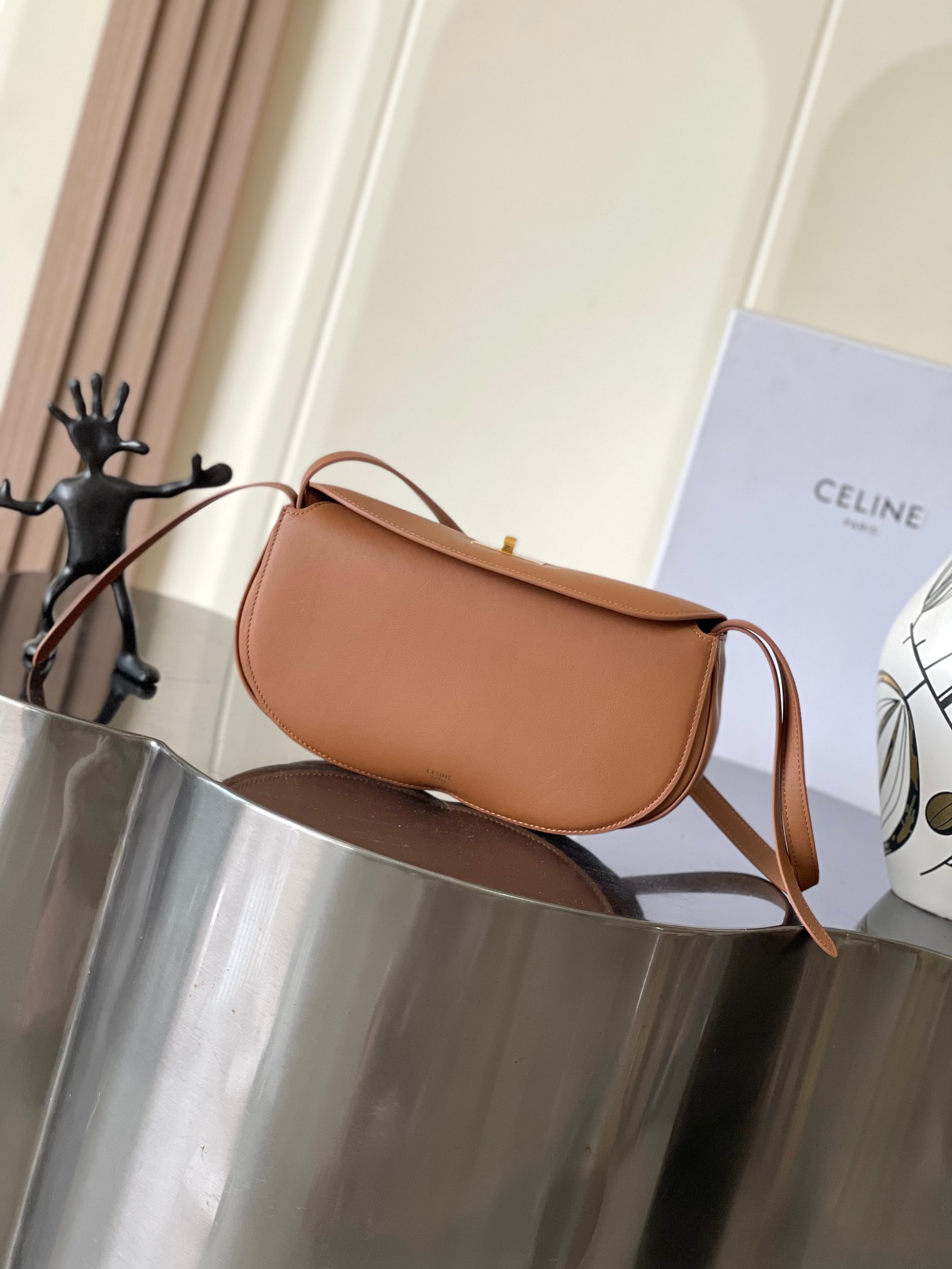Celine natural calfskin small hot dog bag, can be carried by hand or shoulder
Metal swivel buckles secure the three main compartments, and a 34cm shoulder strap ensures a stylish and sophisticated look