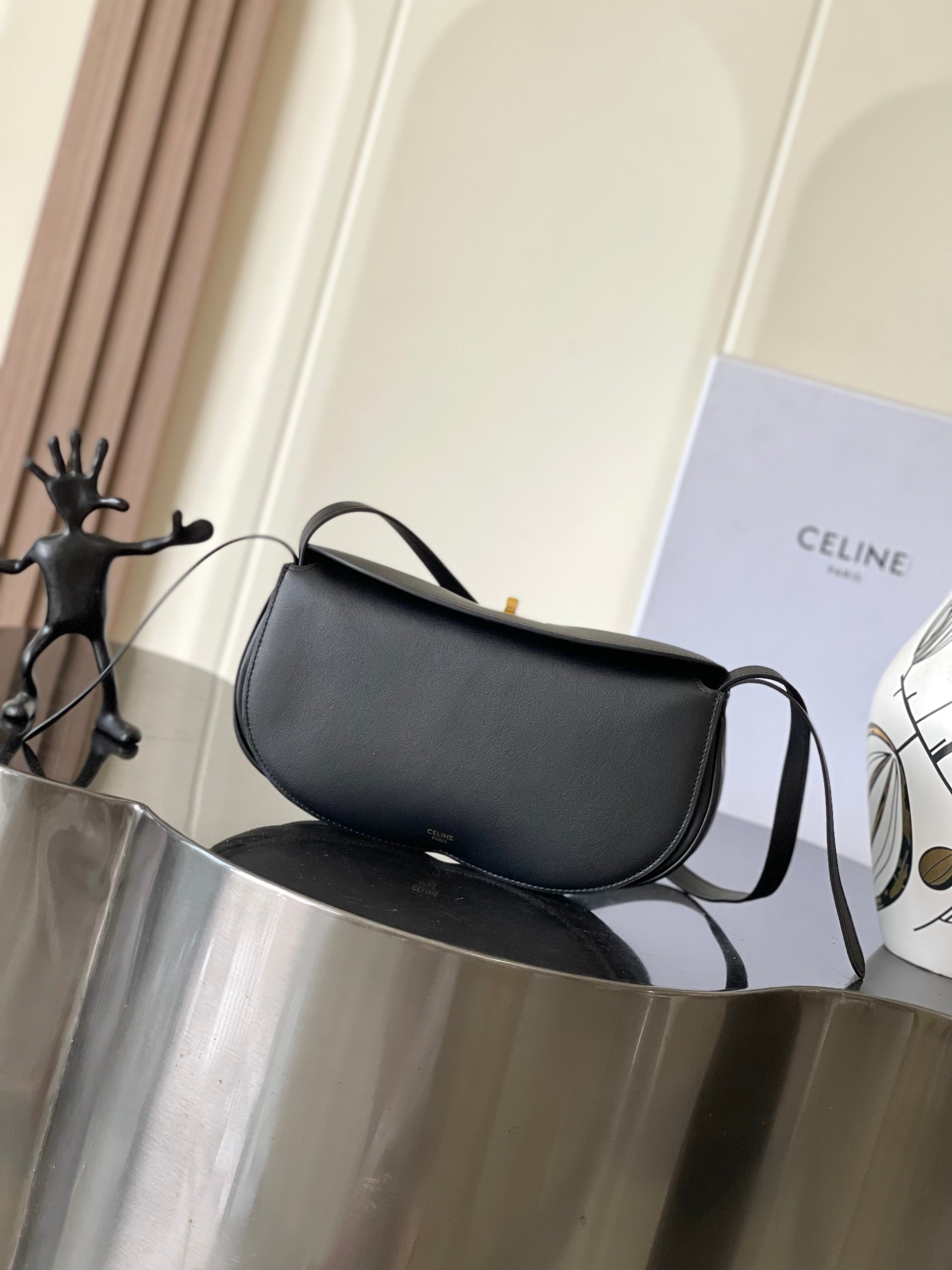 Celine natural calfskin small hot dog bag, can be carried by hand or shoulder
Metal swivel buckles secure the three main compartments, and a 34cm shoulder strap ensures a stylish and sophisticated look